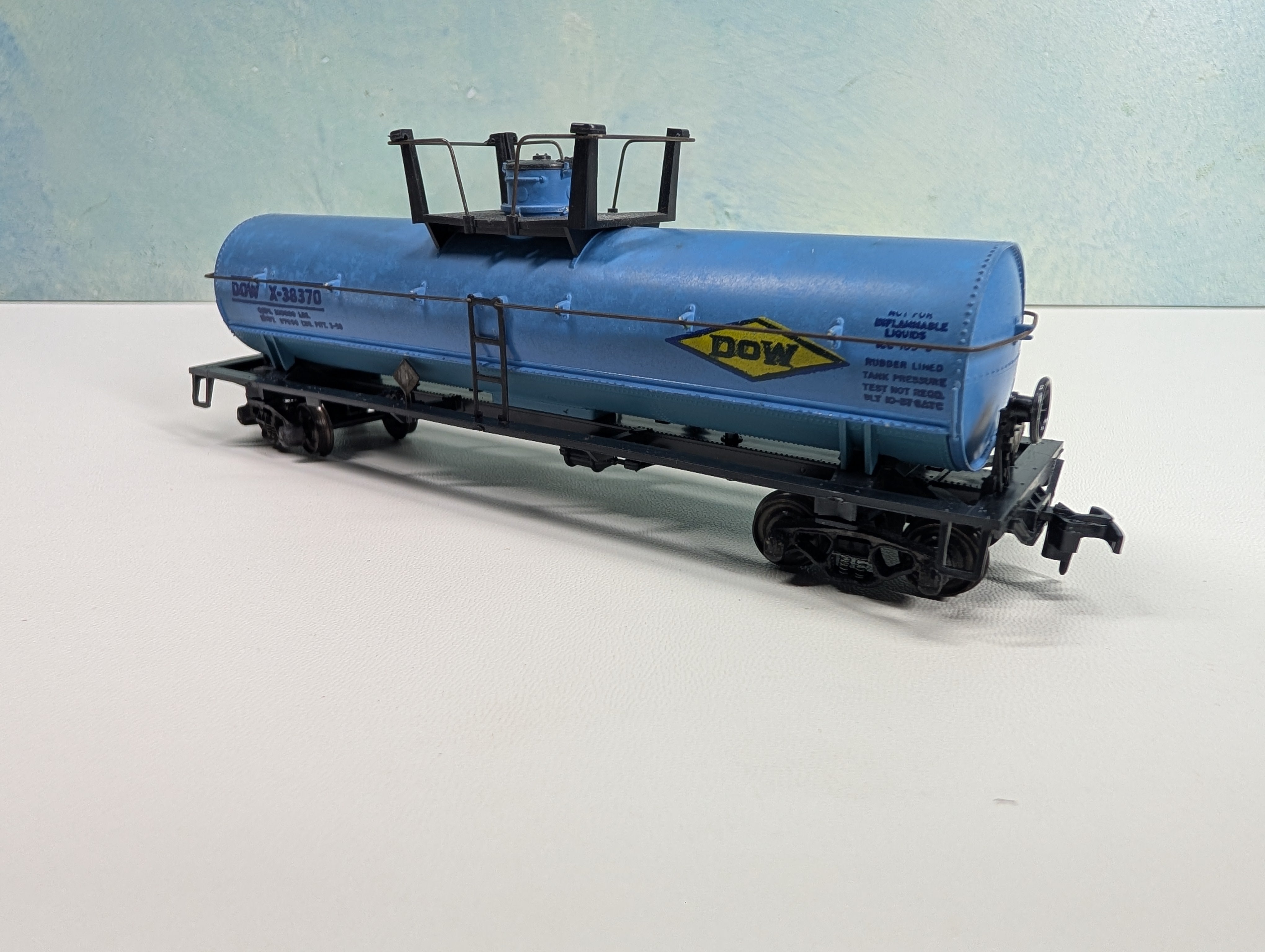USED Athearn HO Scale Chemical Tank Car Dow Chemical DOWX #38370