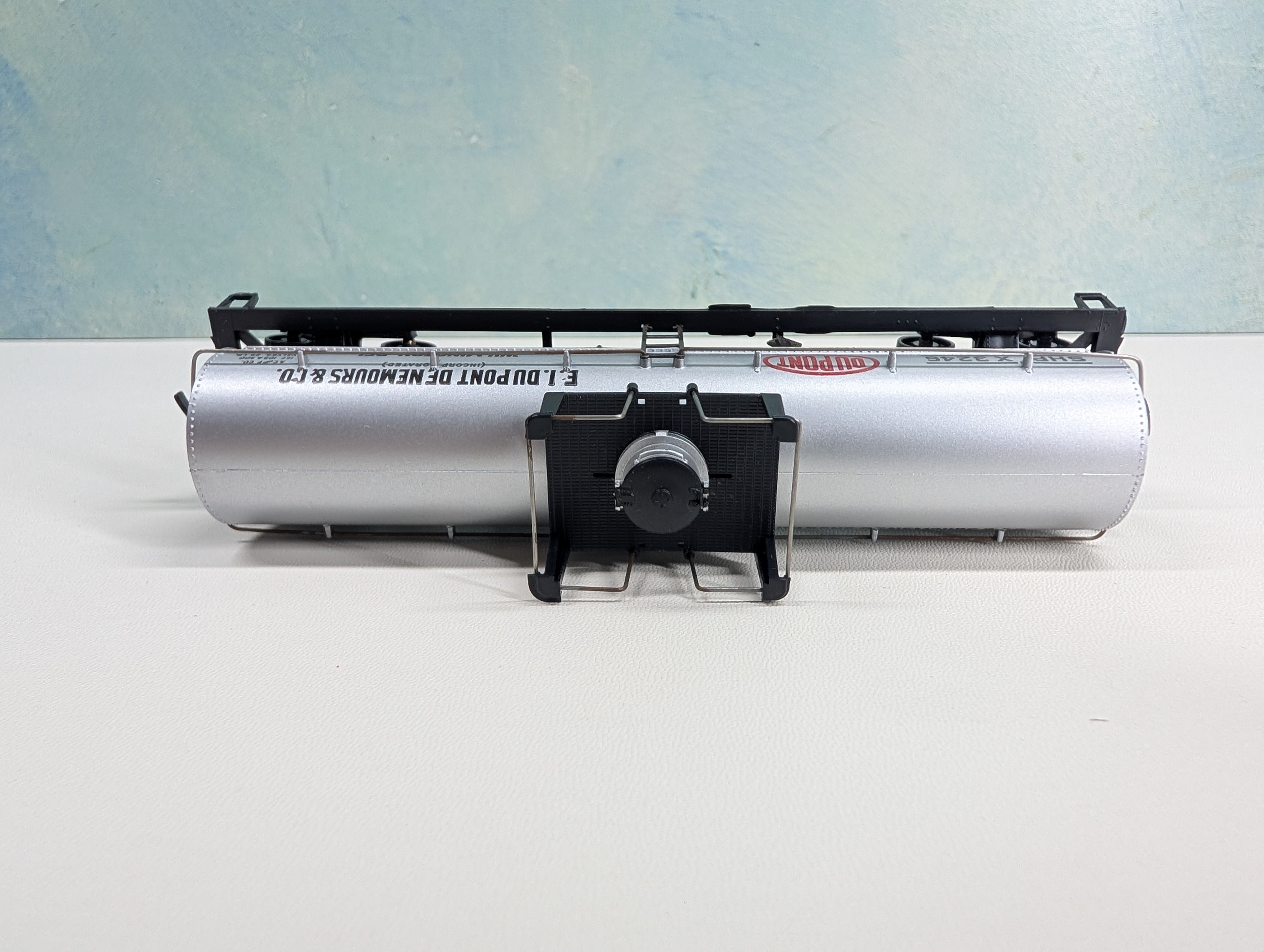 USED Athearn HO Scale Chemical Tank Car Dupont SHPX #3246