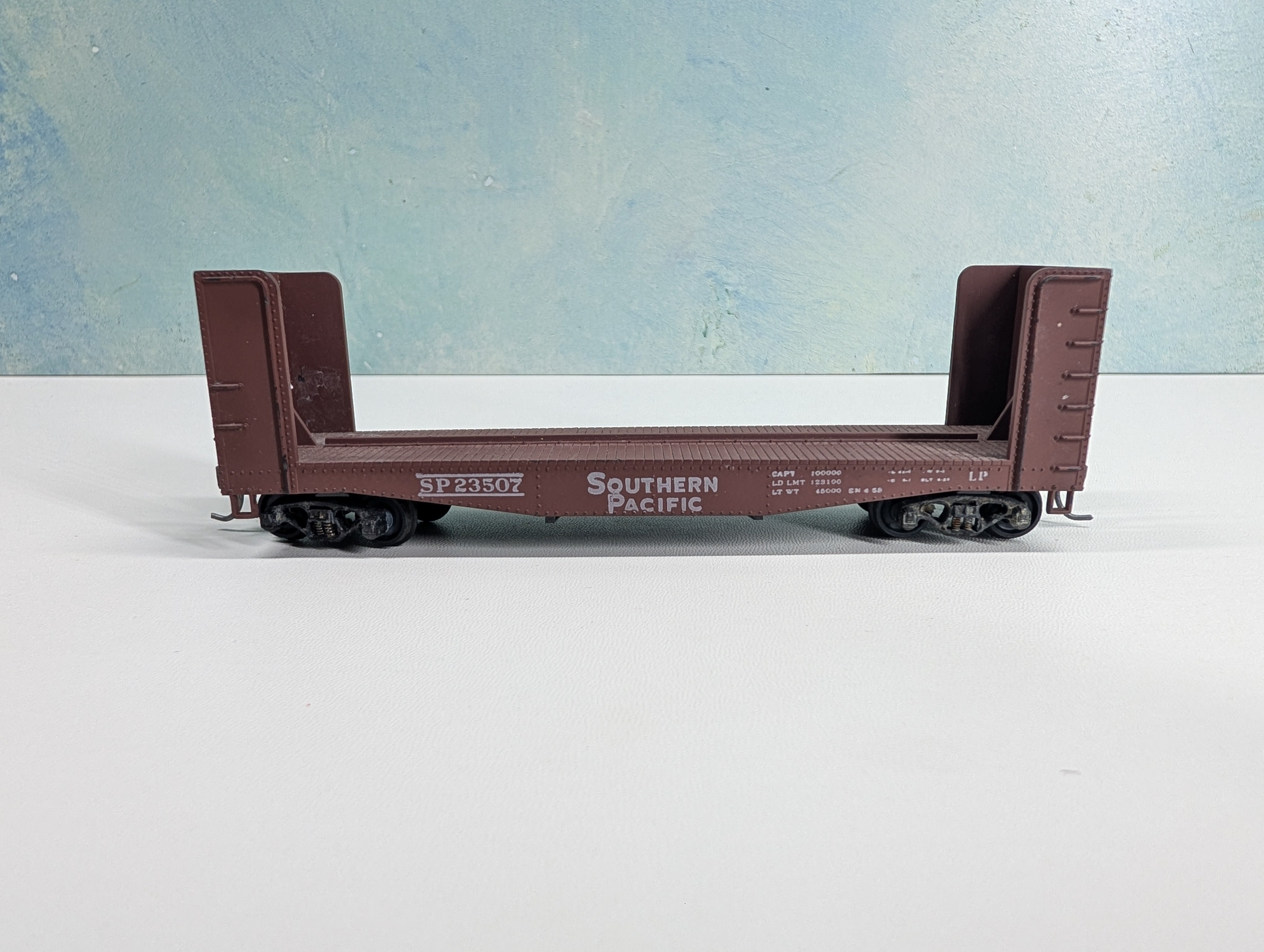 USED Athearn HO Scale 40' Bulkhead Flat Car Southern Pacific SP #23507 Brown