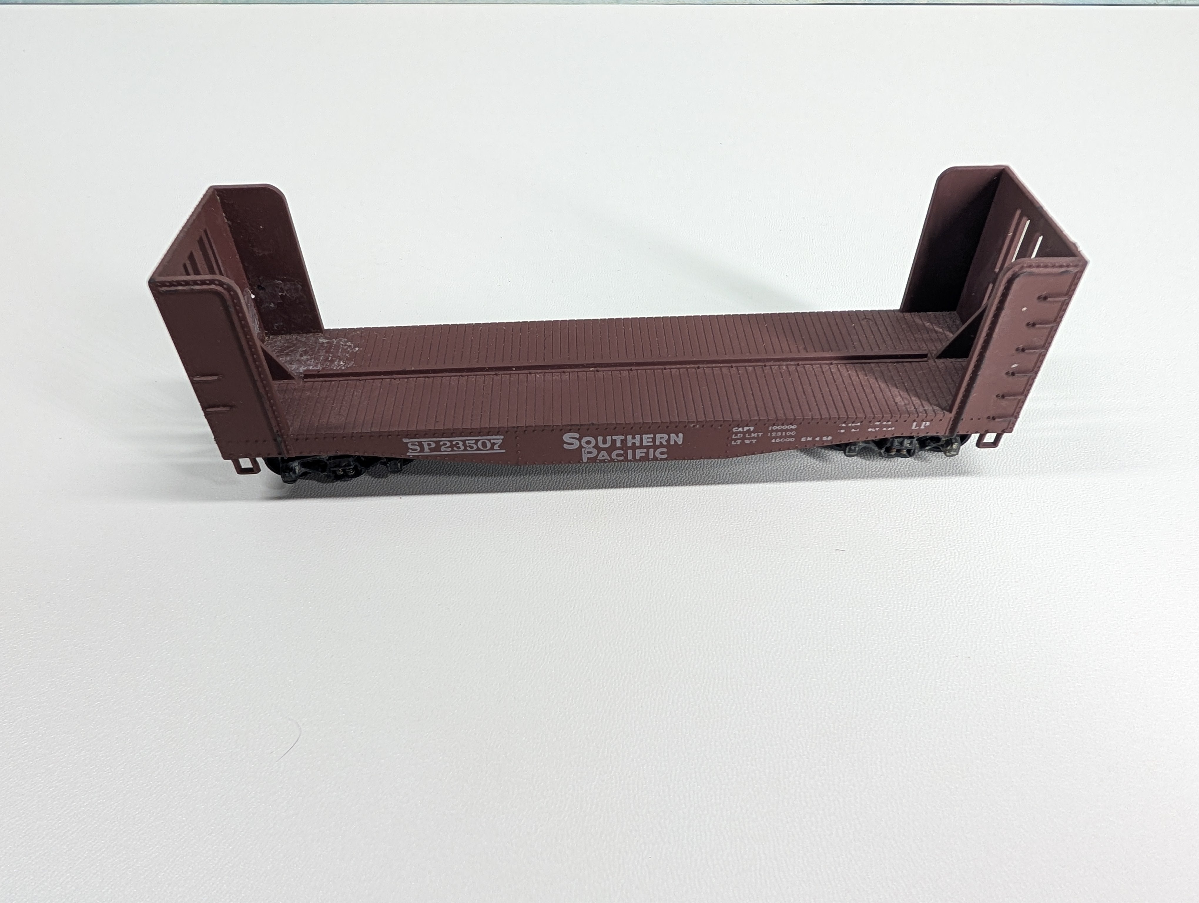 USED Athearn HO Scale 40' Bulkhead Flat Car Southern Pacific SP #23507 Brown