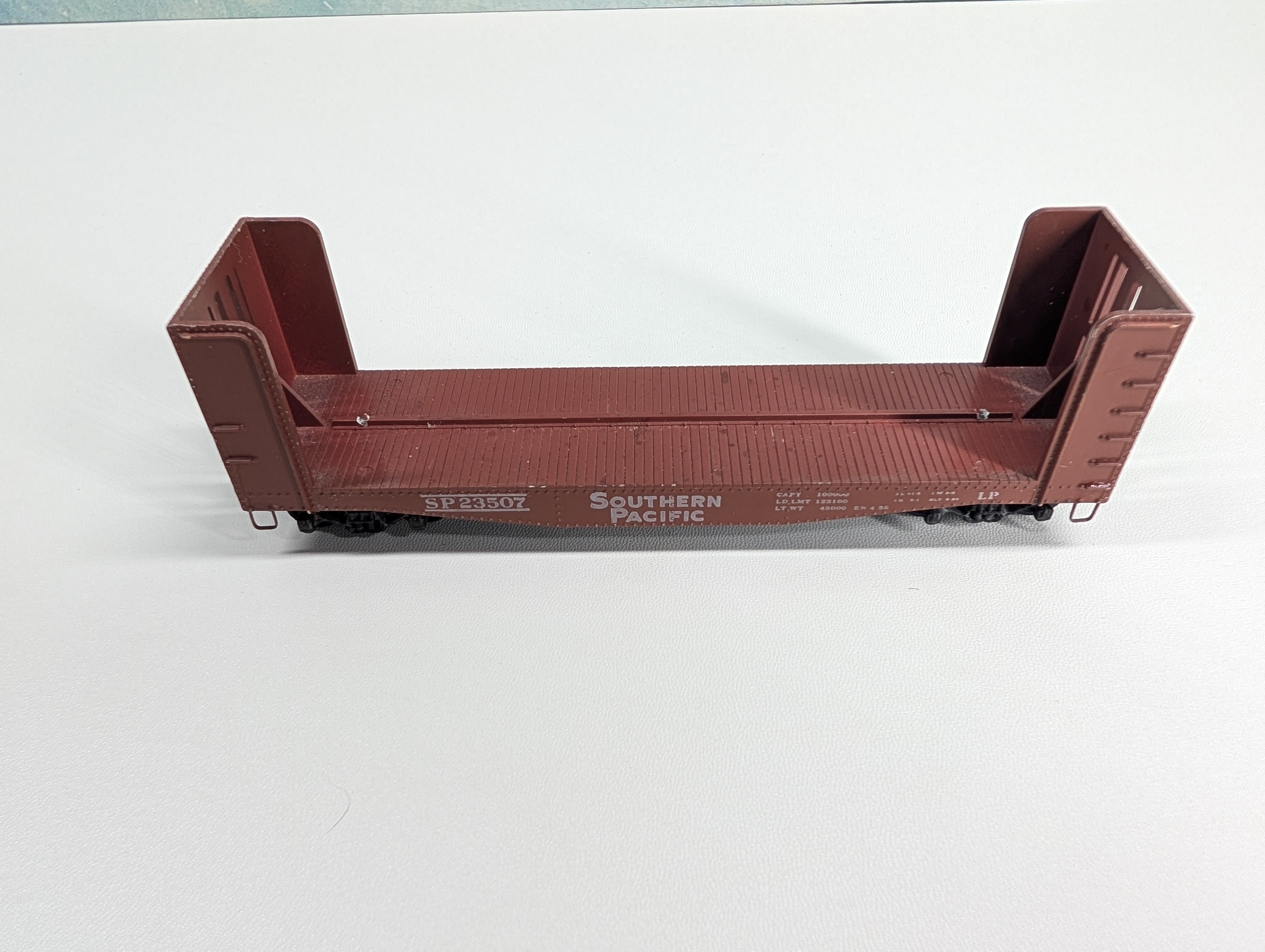 USED Athearn HO Scale 40' Bulkhead Flat Car Southern Pacific SP #23507 Red Brown