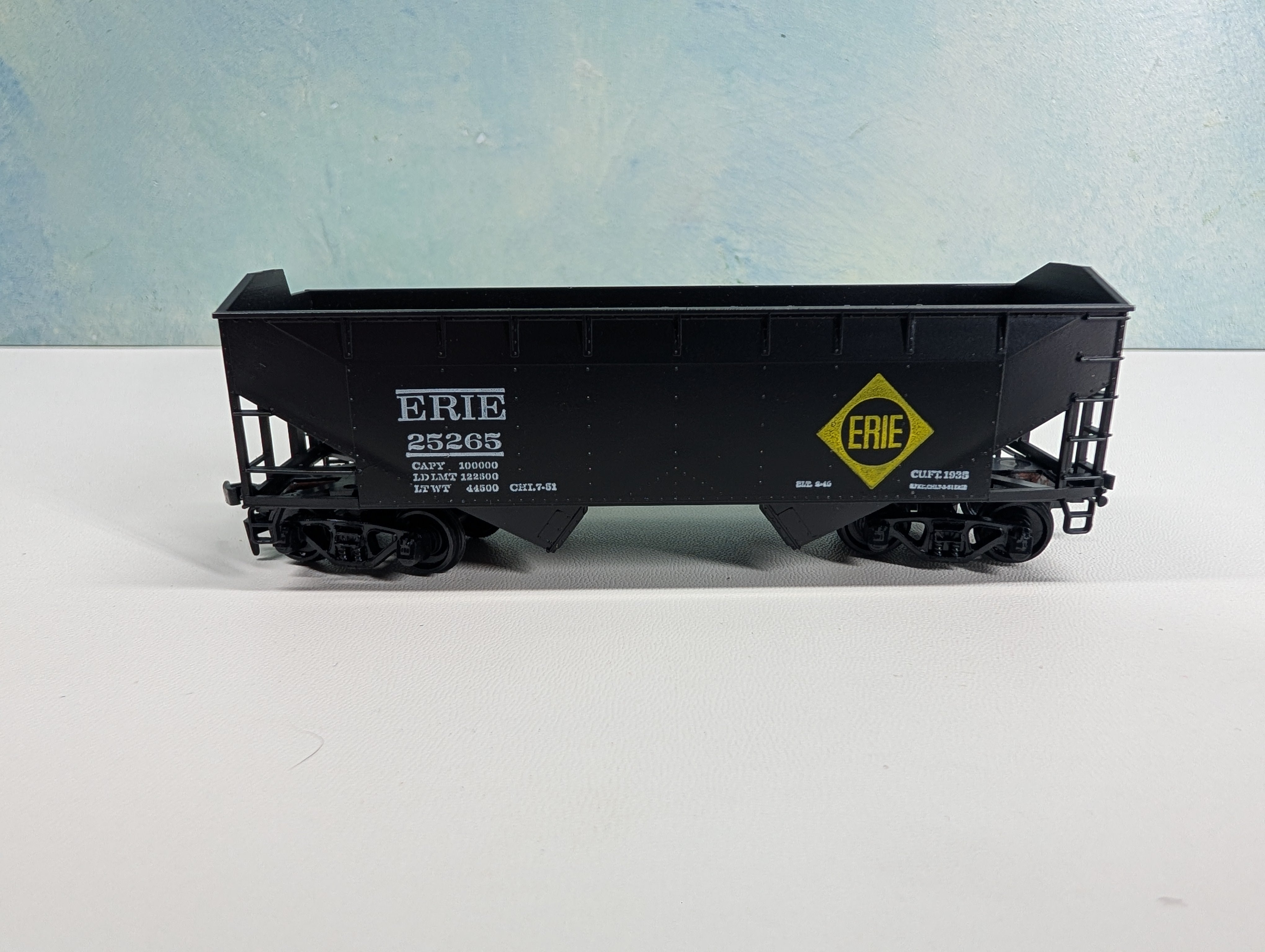USED Athearn HO Scale 34' Offset-Side Hopper Erie #25265