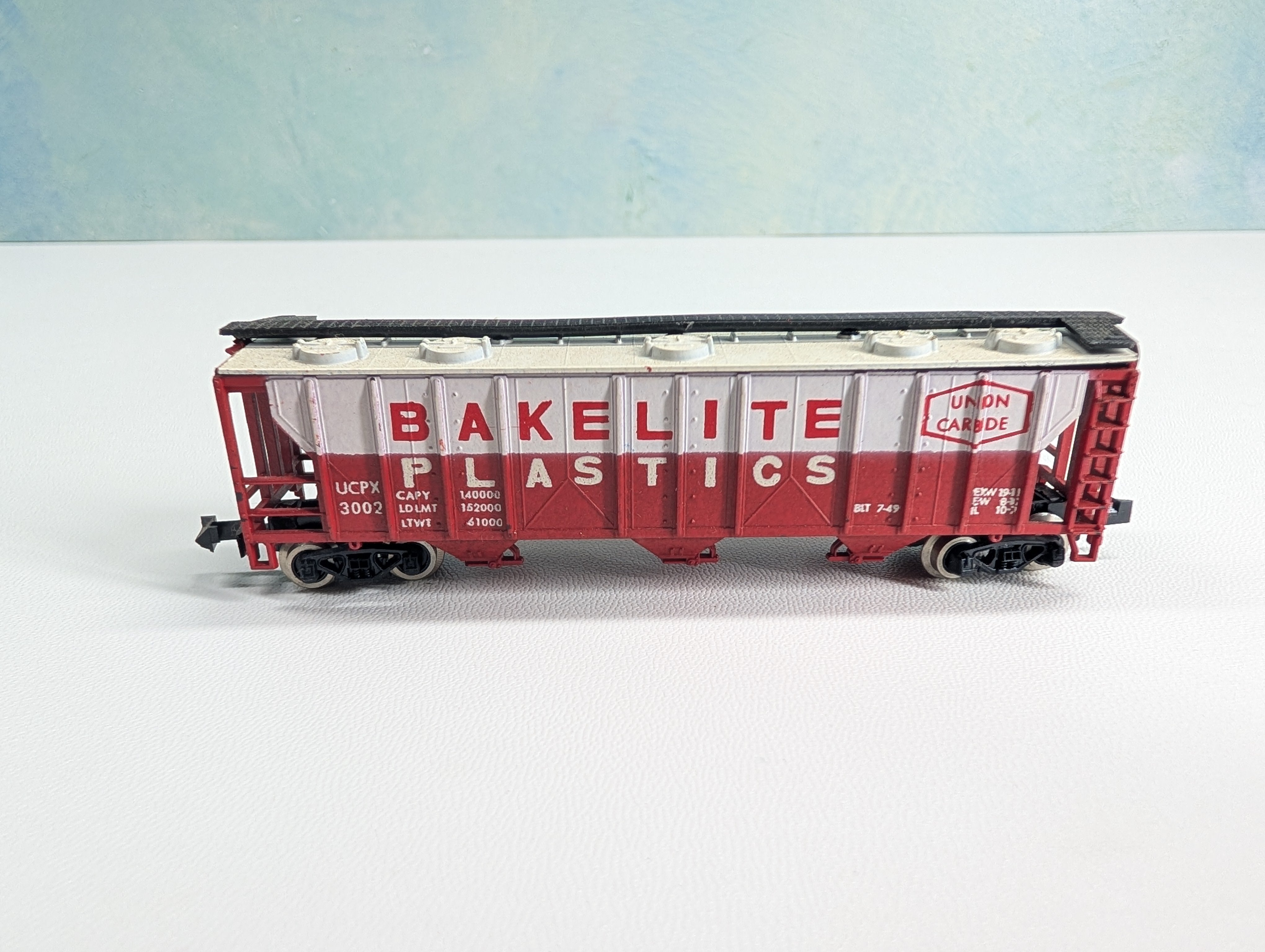 USED Postage Stamp Trains Aurora N Scale 47' Covered Hopper Bakelite Plastics UCPX #3002 Union Carbide