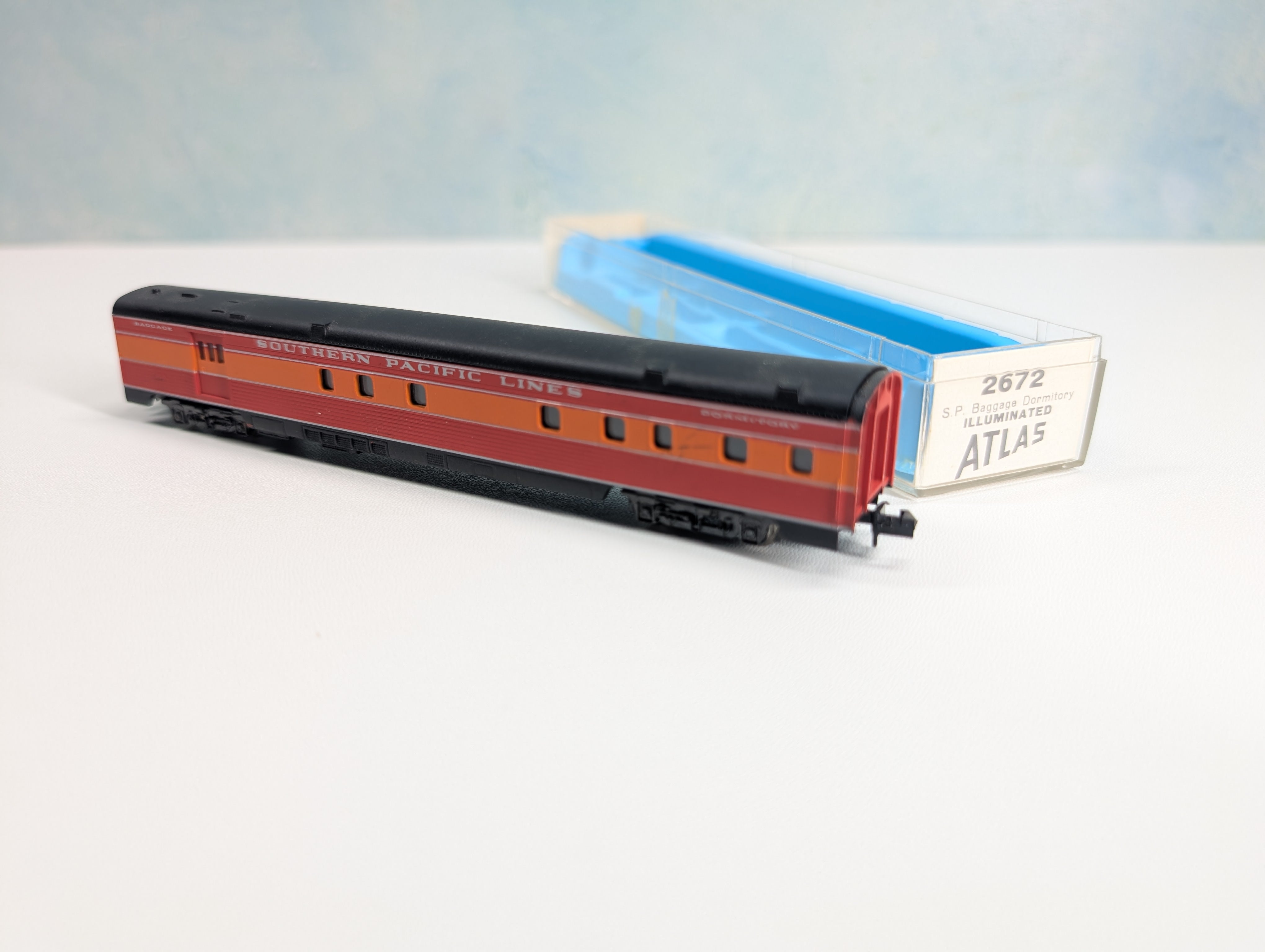 USED Atlas N Scale Rivarossi Baggage Dormitory Passenger Car Southern Pacific Lines Daylight