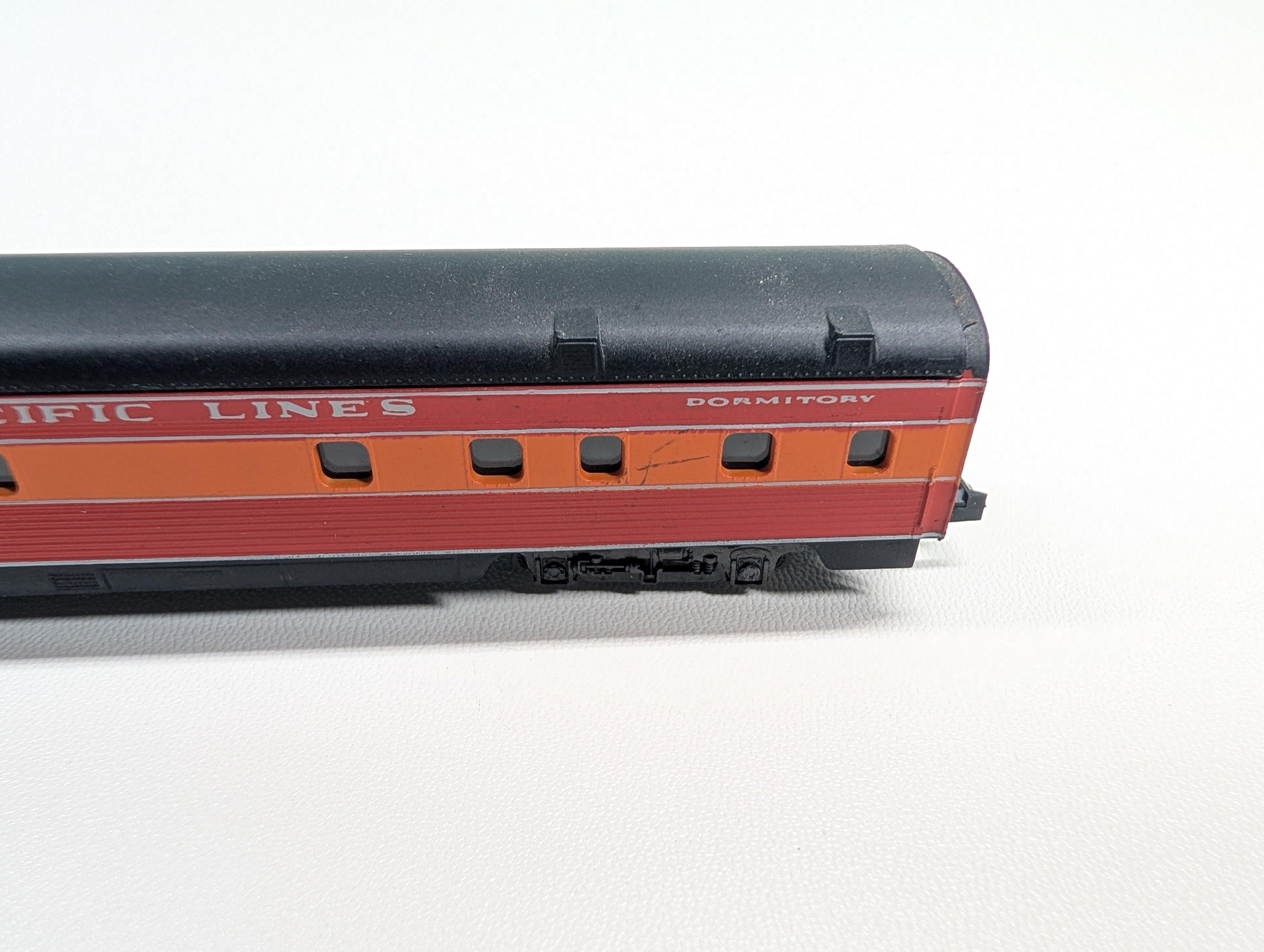 USED Atlas N Scale Rivarossi Baggage Dormitory Passenger Car Southern Pacific Lines Daylight