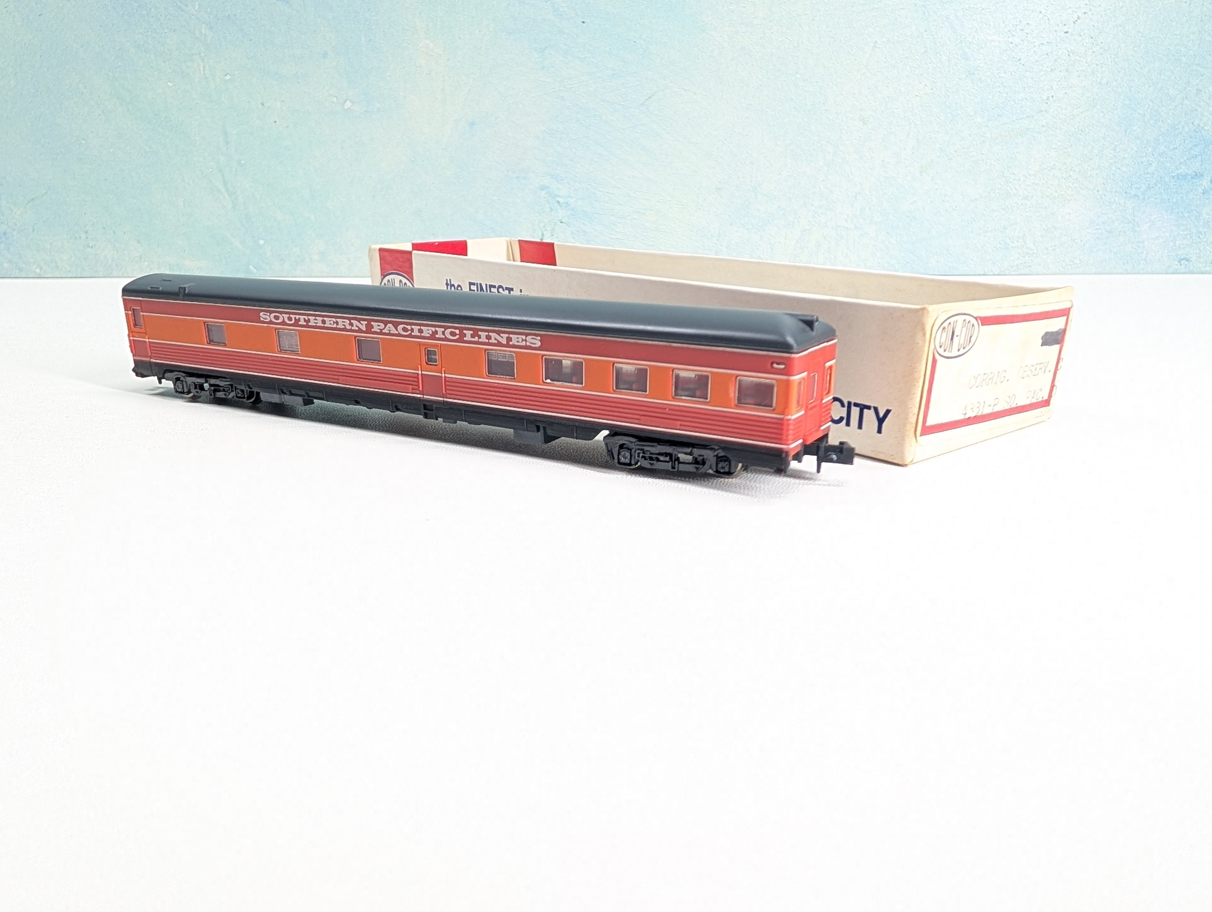 USED Con-Cor N Scale Passenger Car Southern Pacific Lines Daylight