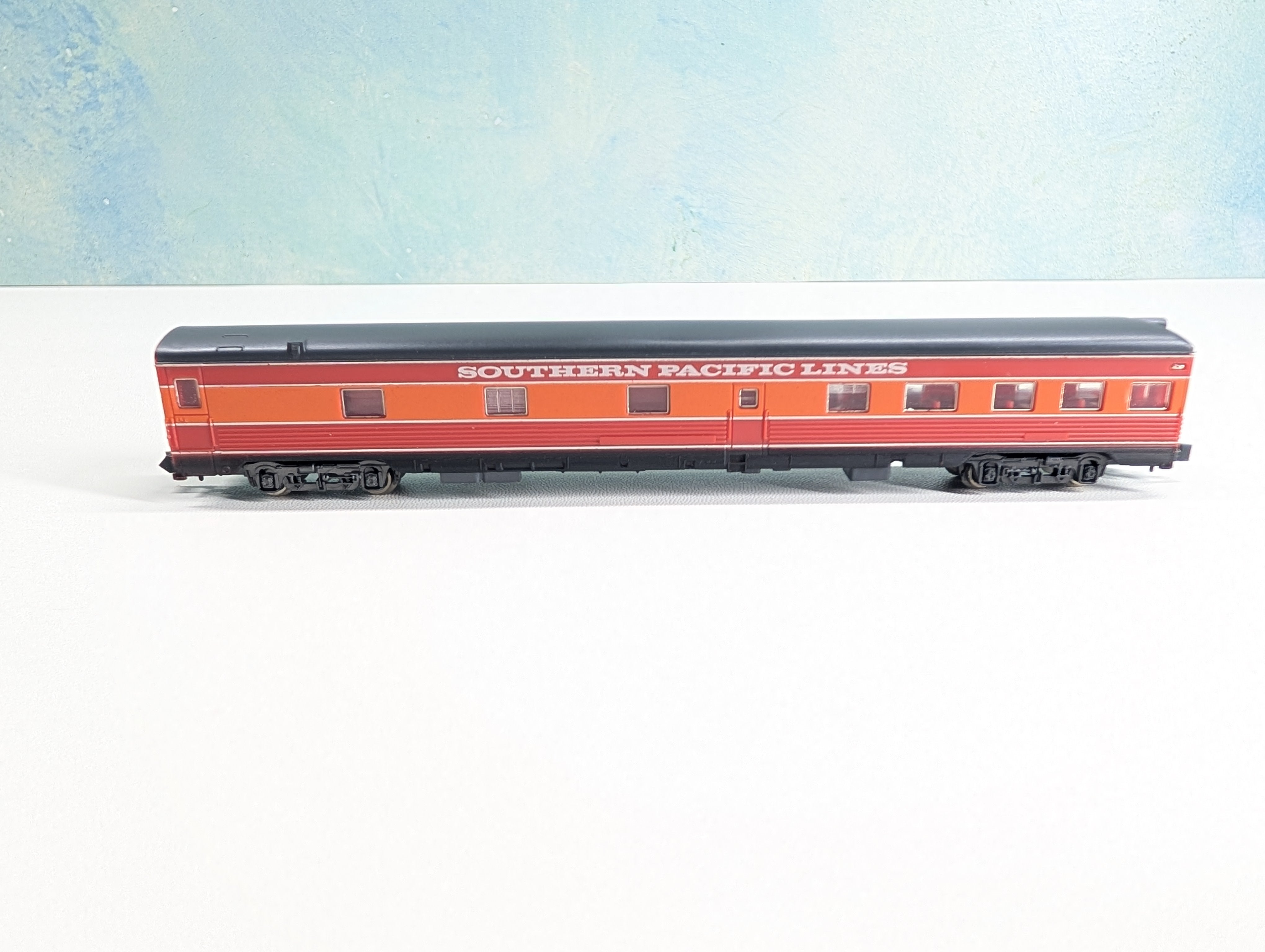USED Con-Cor N Scale Passenger Car Southern Pacific Lines Daylight