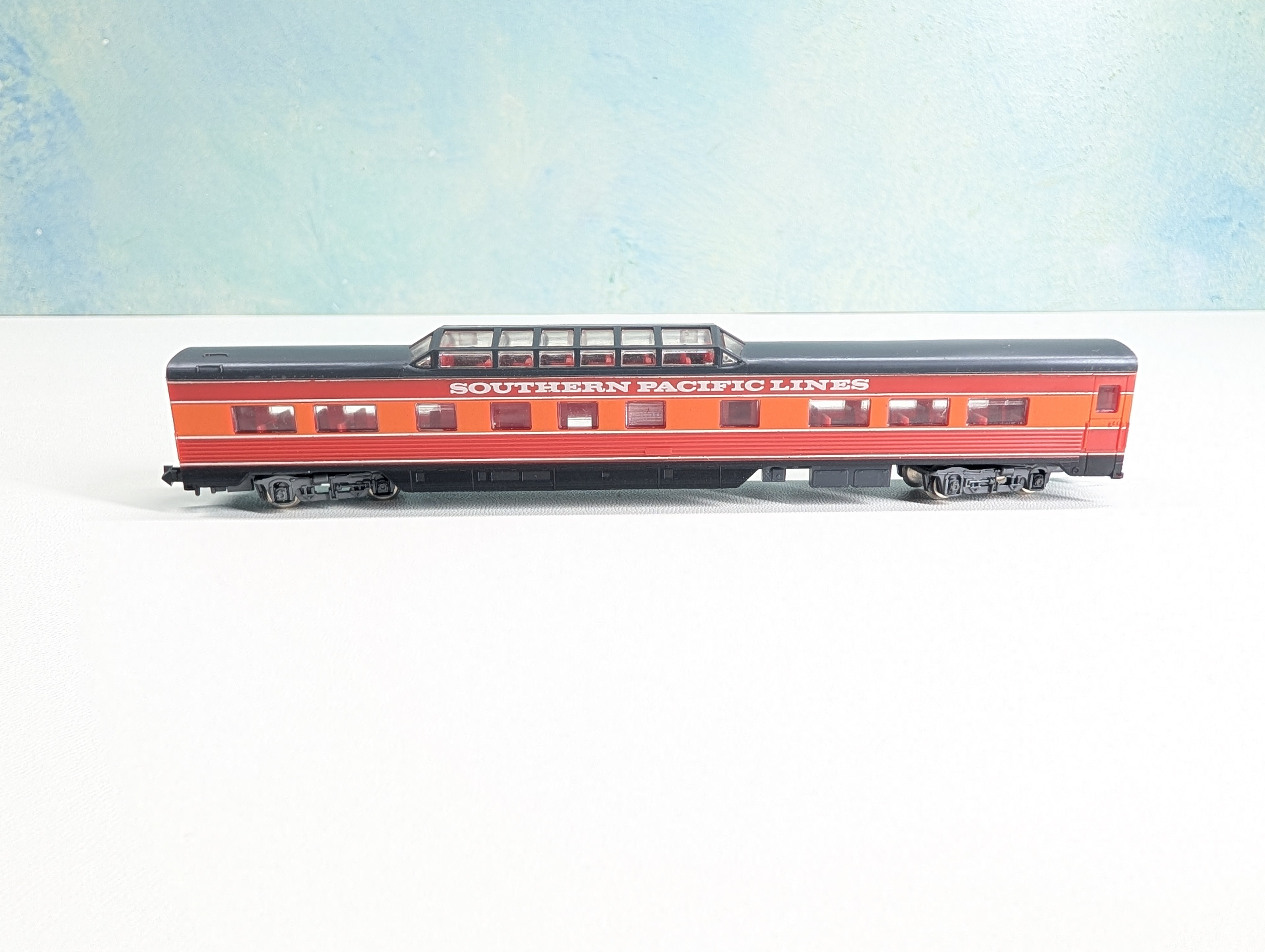 USED Con-Cor N Scale Dome Passenger Car Southern Pacific Lines Daylight