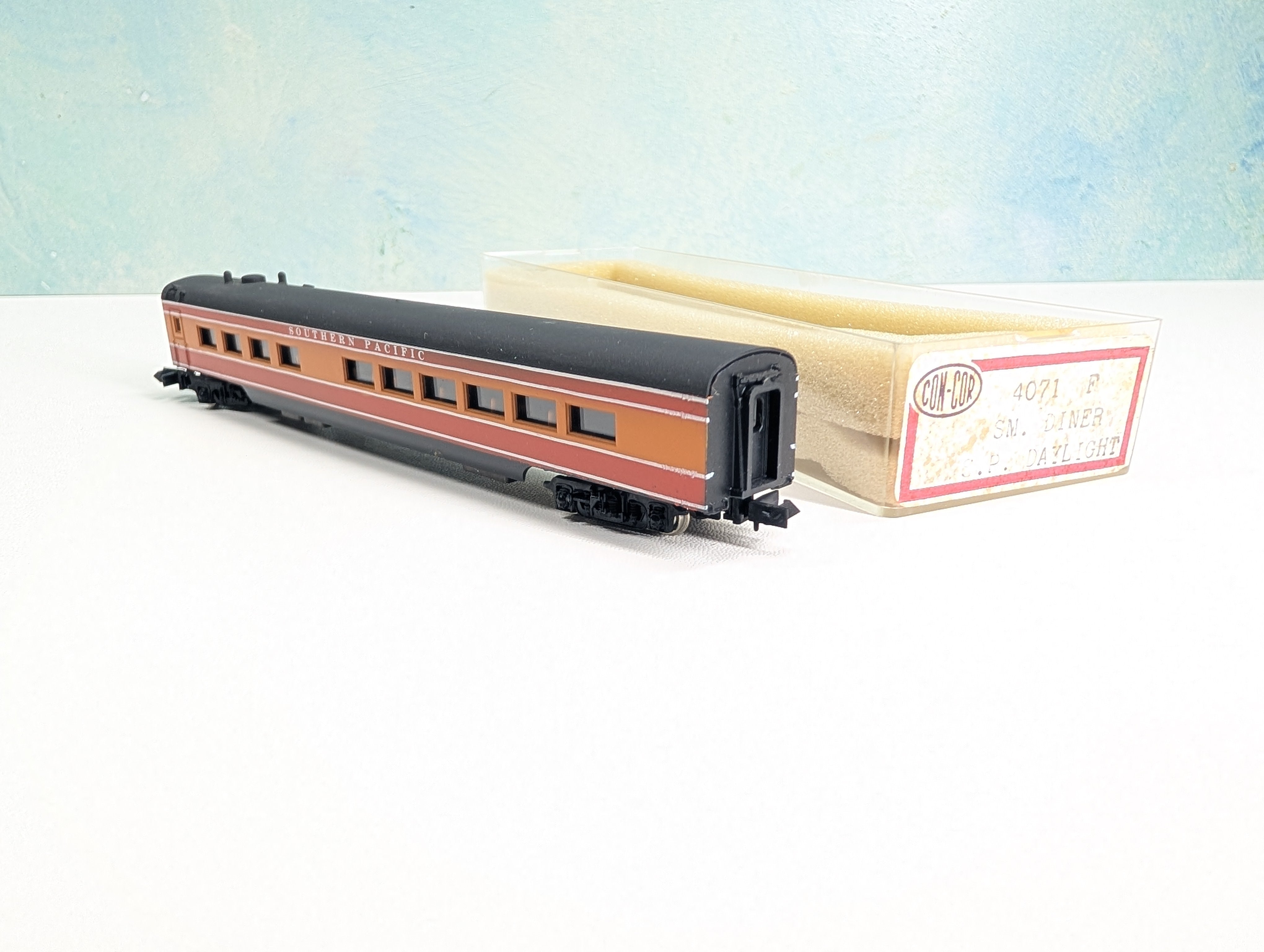 USED Con-Cor N Scale Diner Passenger Car Southern Pacific Daylight