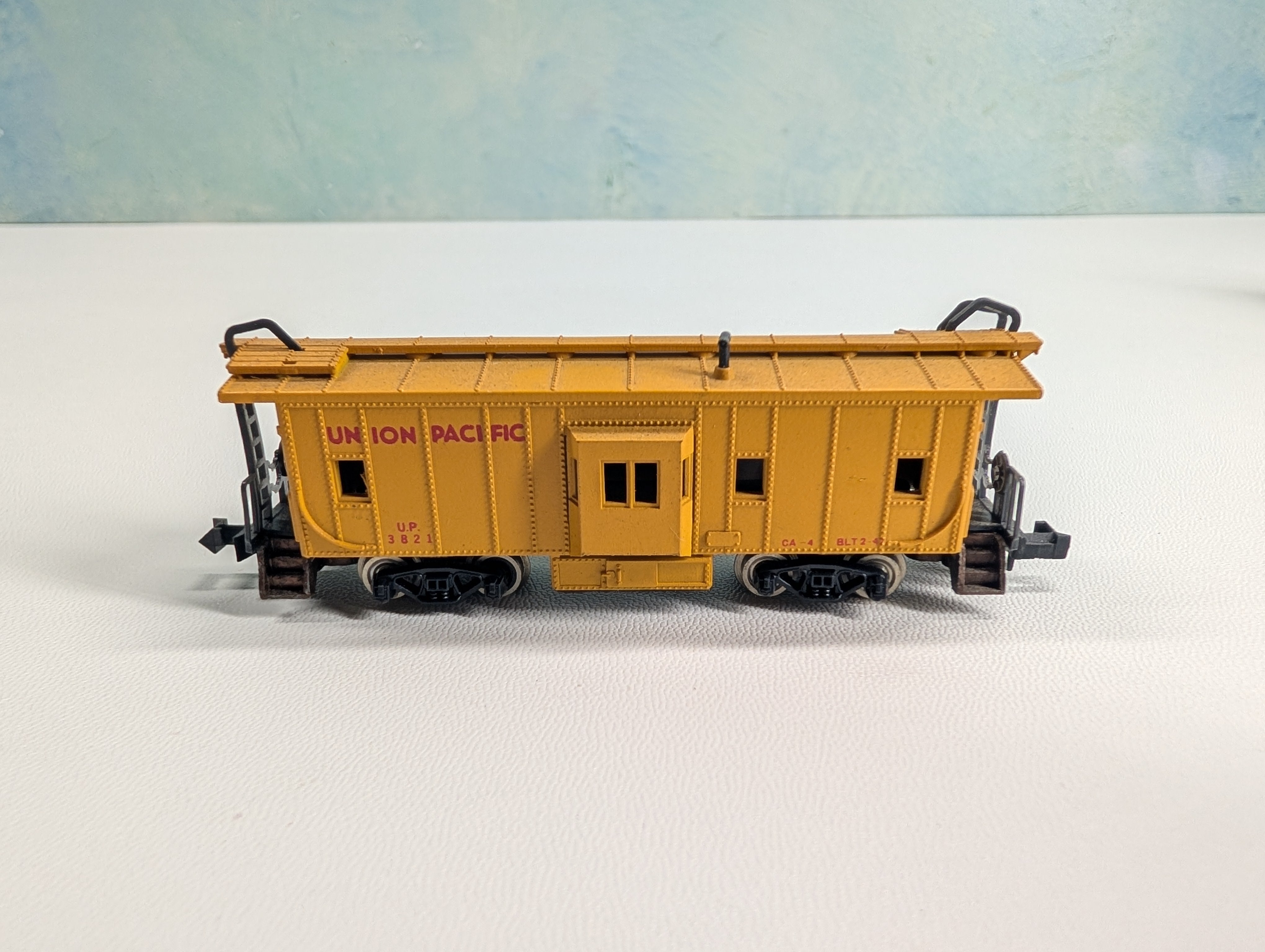 USED Con-Cor N Scale Bay Window Caboose Union Pacific UP #3821