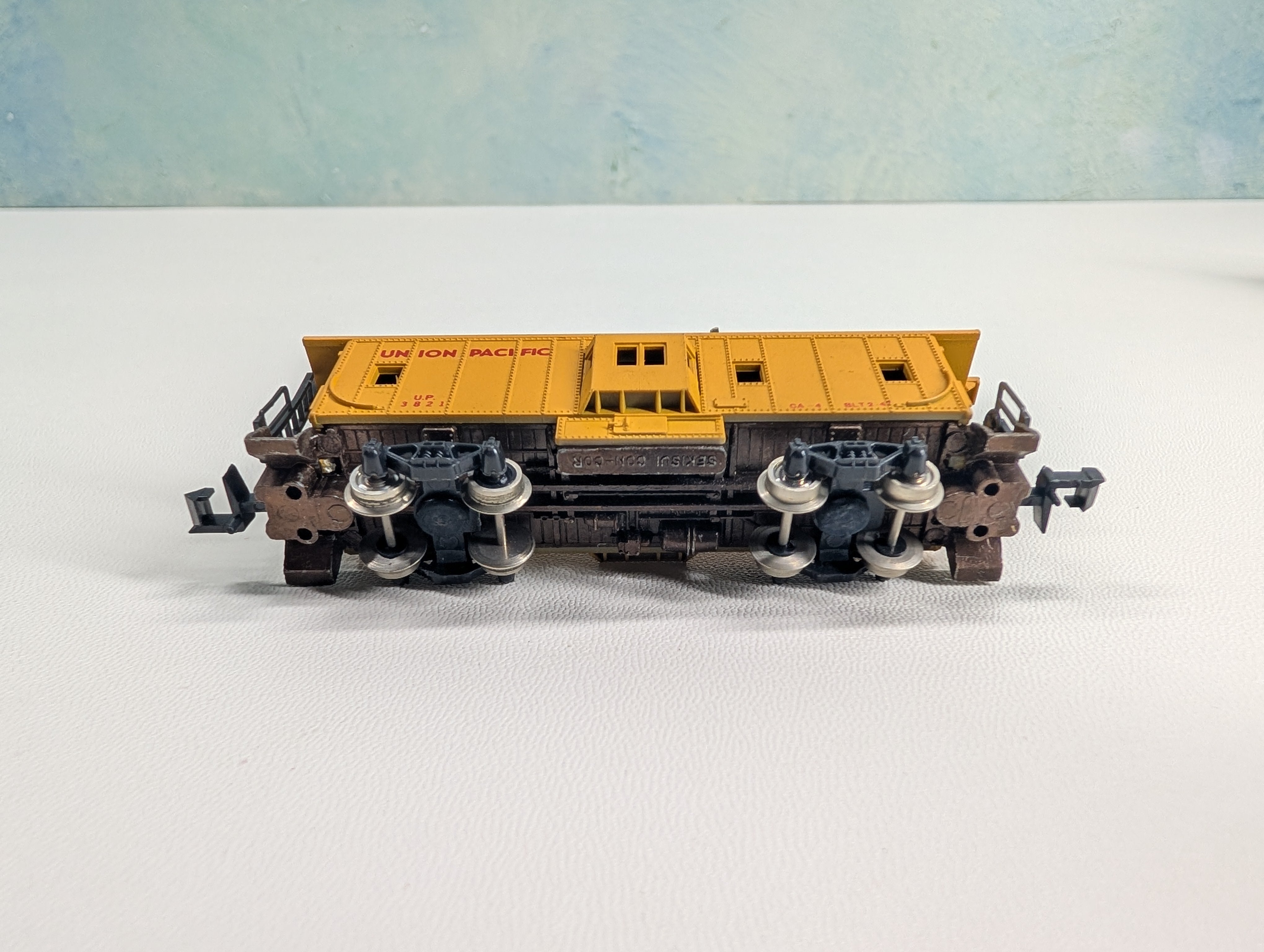 USED Con-Cor N Scale Bay Window Caboose Union Pacific UP #3821