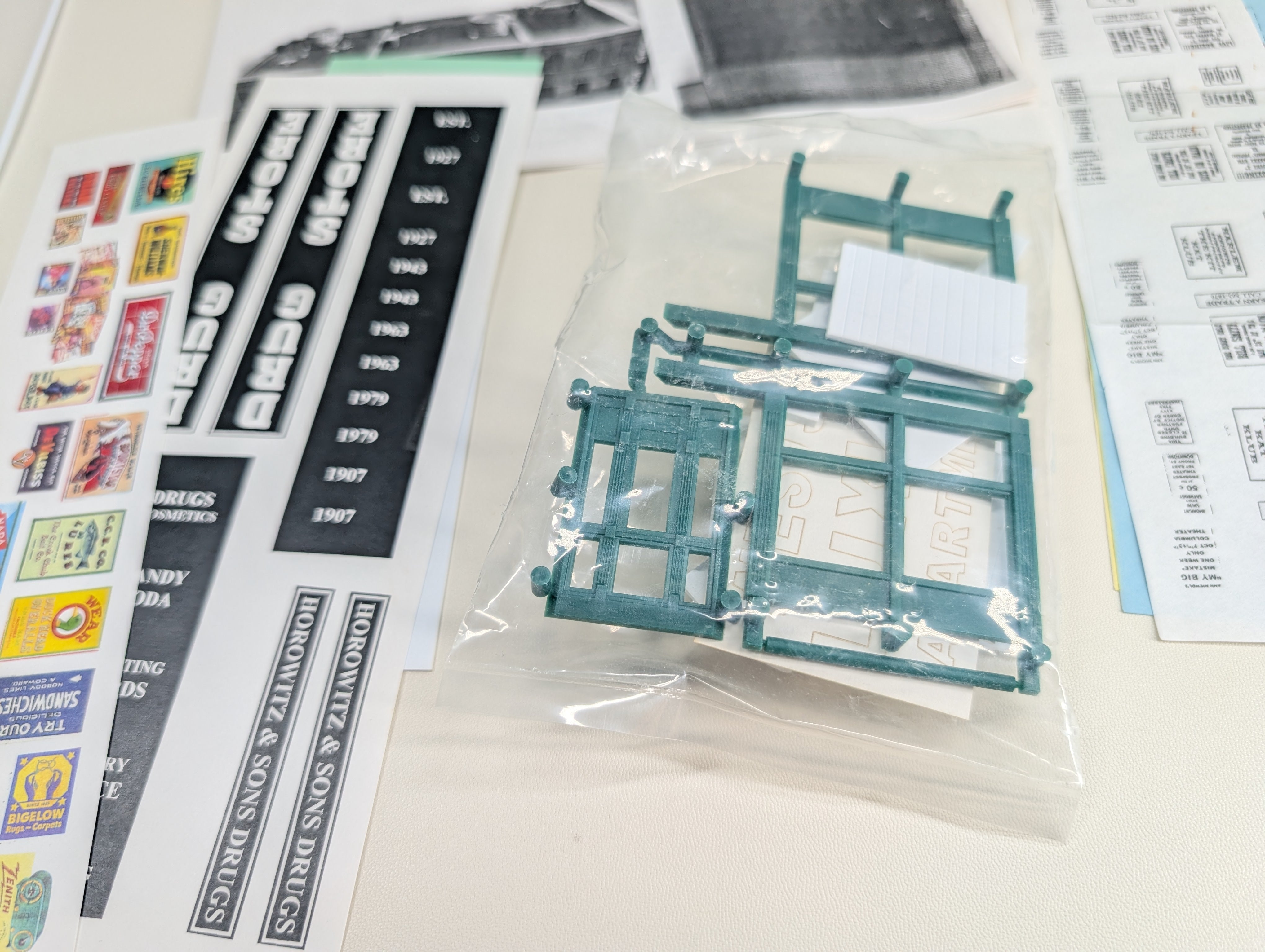 USED Downtown Deco 1010 HO Scale Old Brownstones KIT