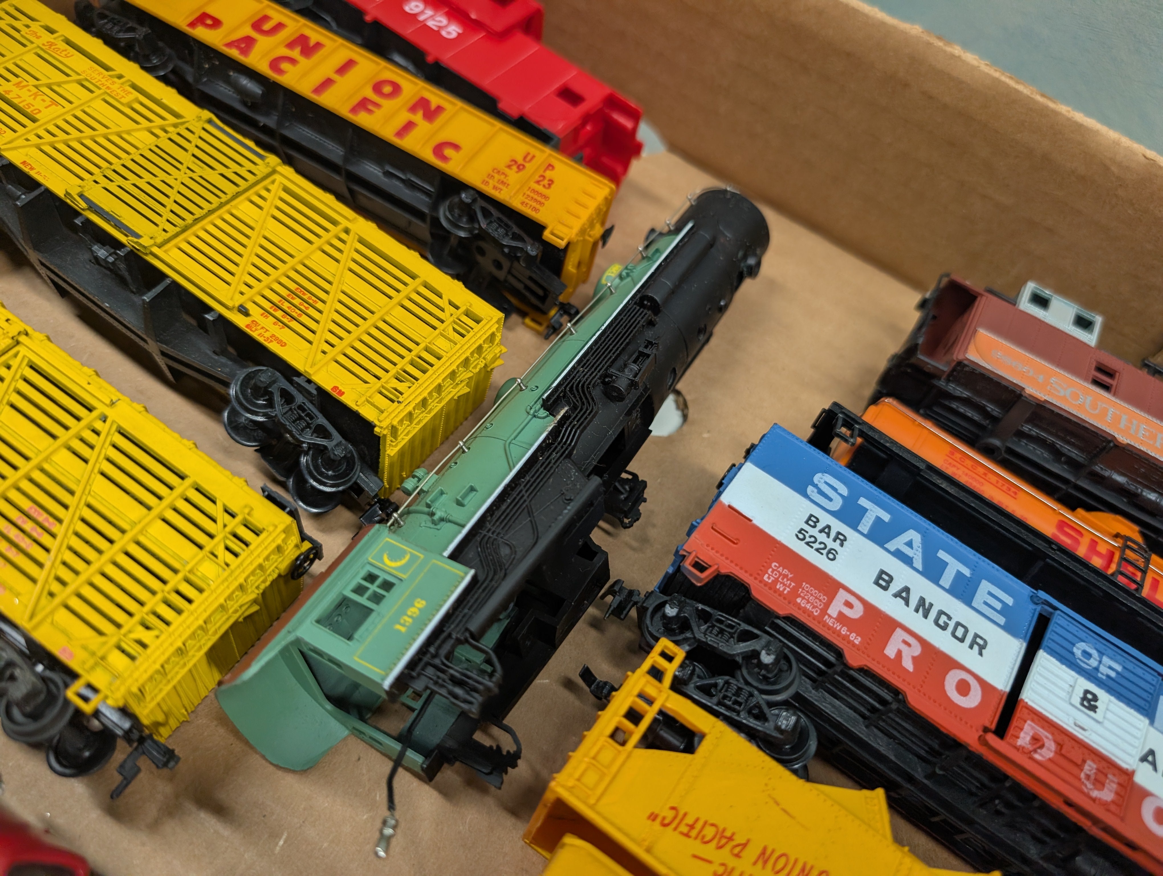 USED HO Scale Lot of Parts/Repairs Box Cars, Locomotive, Hoppers +more