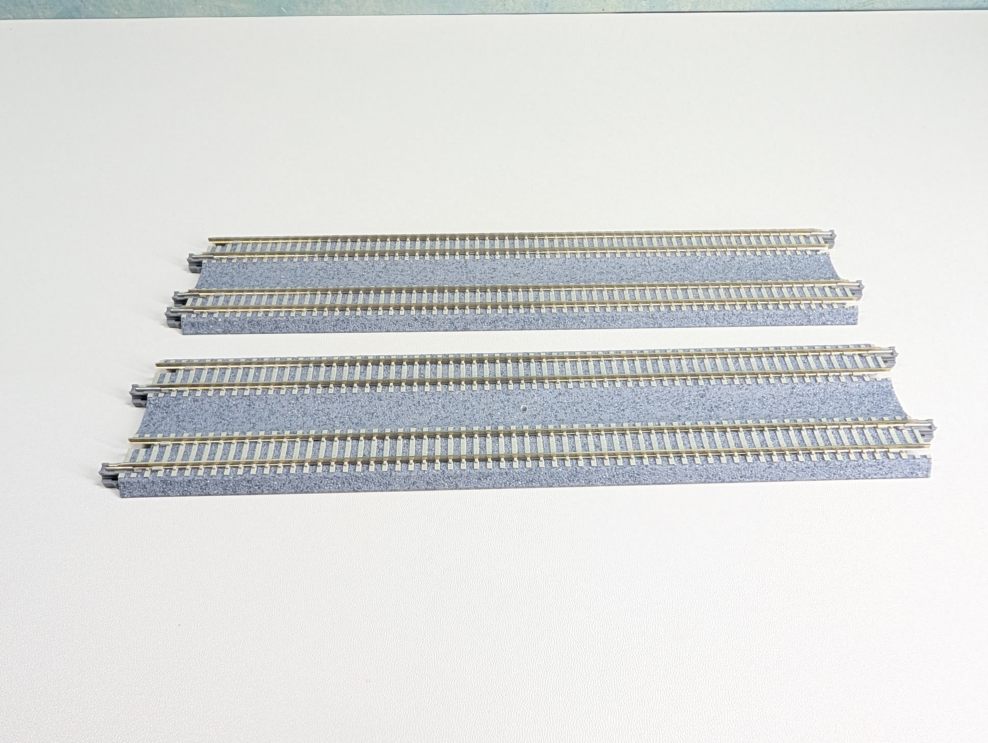USED KATO 20-004 N Scale Concrete Tie Double Track (248mm, 9 3/4") Straight Unitrack, Code 80 (2 pcs)