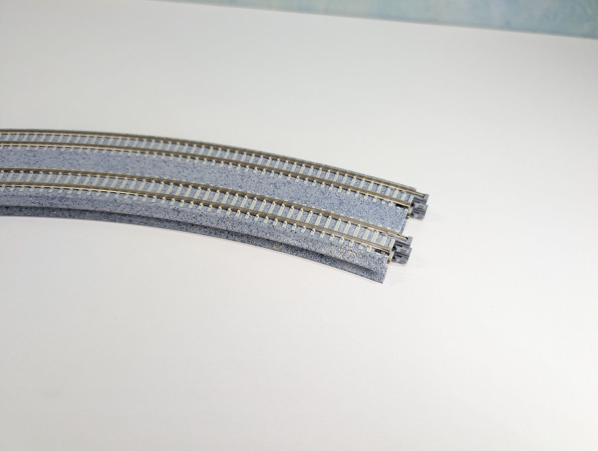 USED KATO 20-181 N Scale Concrete Tie Double Track Superelevated Curve (414/381mm, 19"/15") 45R Unitrack, Code 80 (2 pcs)