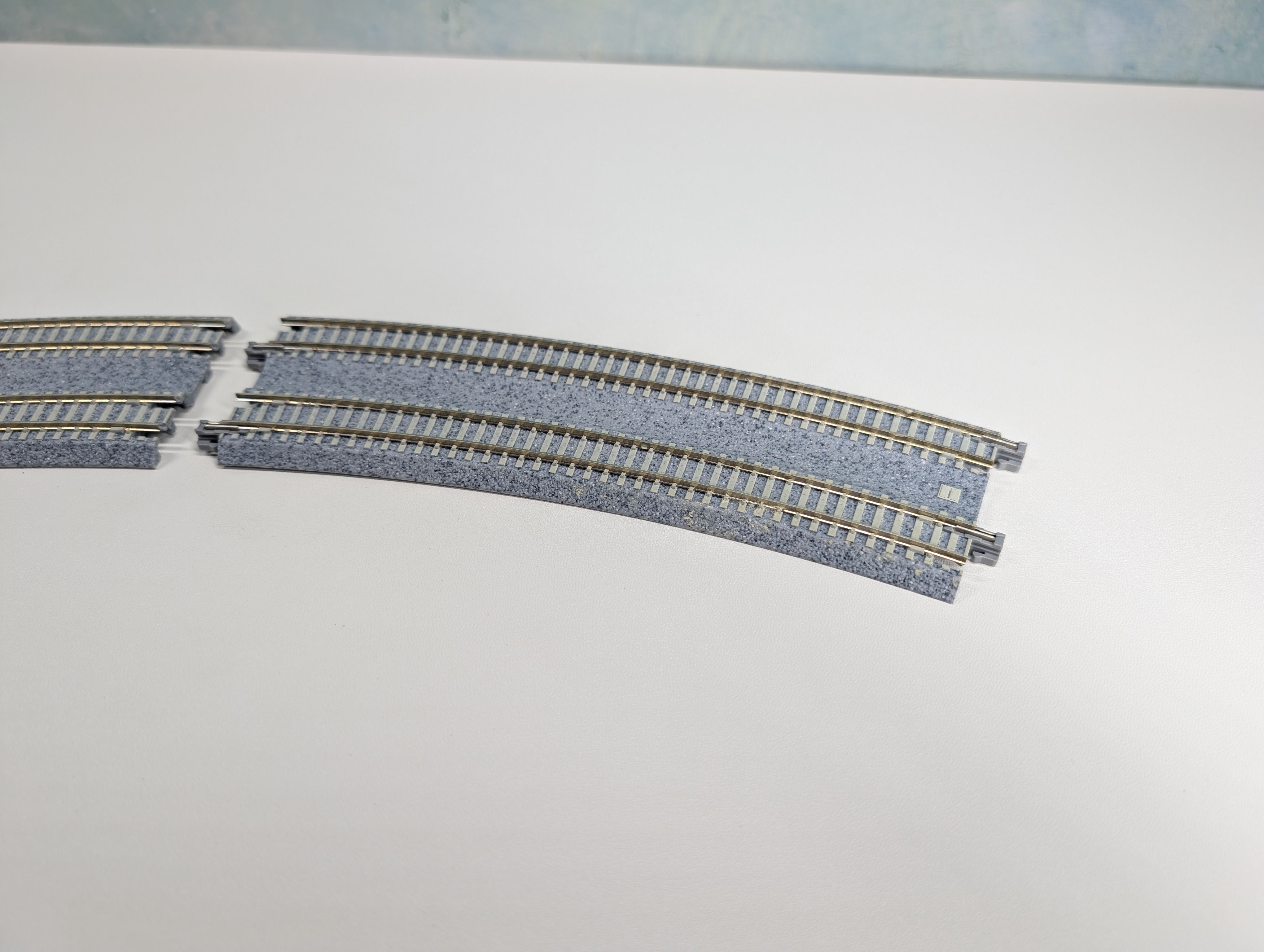 USED KATO 20-186 N Scale Concrete Tie Double Track Superelevated Easement Curve L&R (480/447mm, 18 7/8" - 17 5/8") Unitrack, Code 80 (2 pcs)