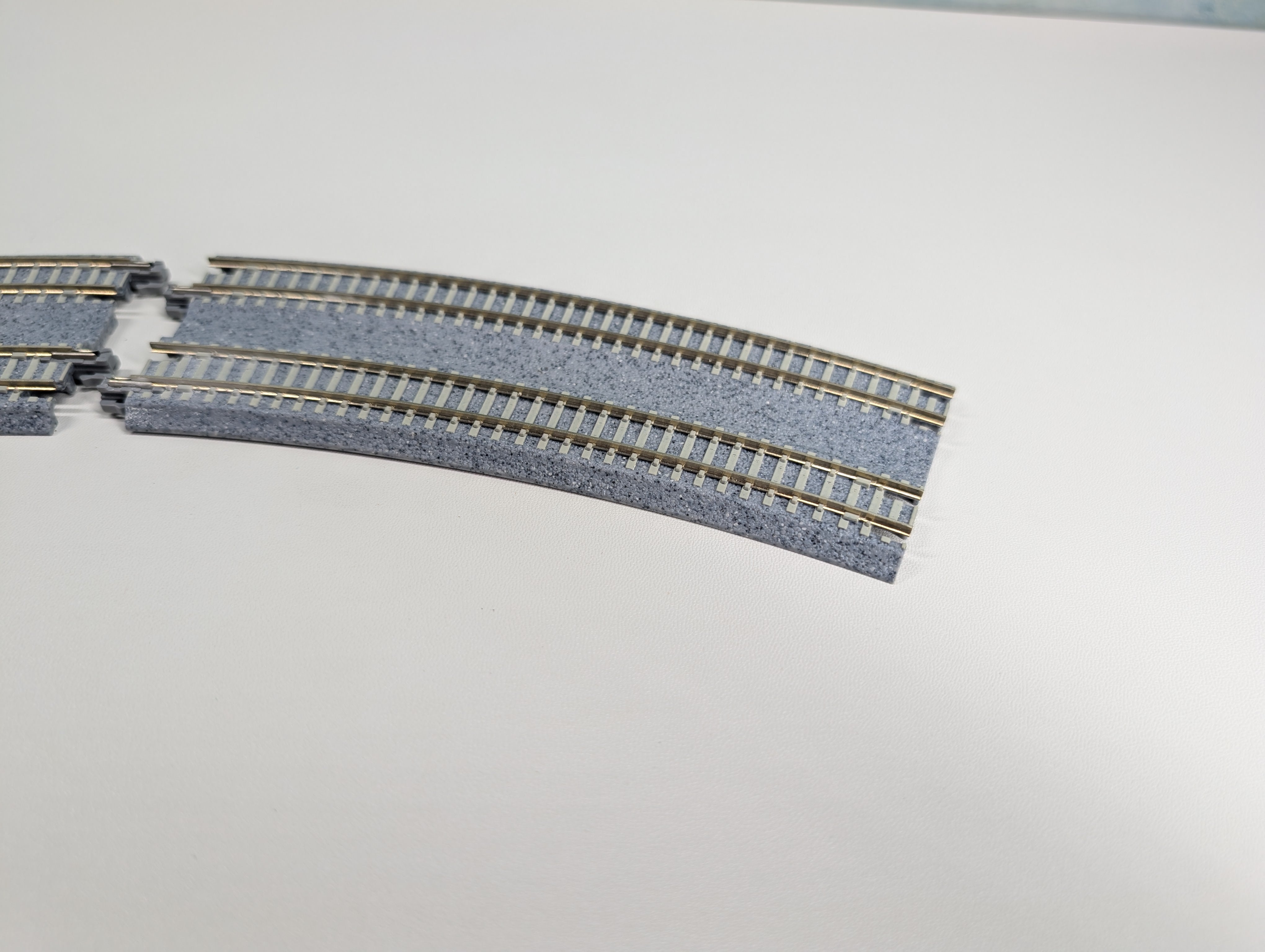 USED KATO 20-182 N Scale Concrete Tie Double Track Superelevated Easement Curve L&R (414/381mm, 19"/15") 45R Unitrack, Code 80 (2 pcs)