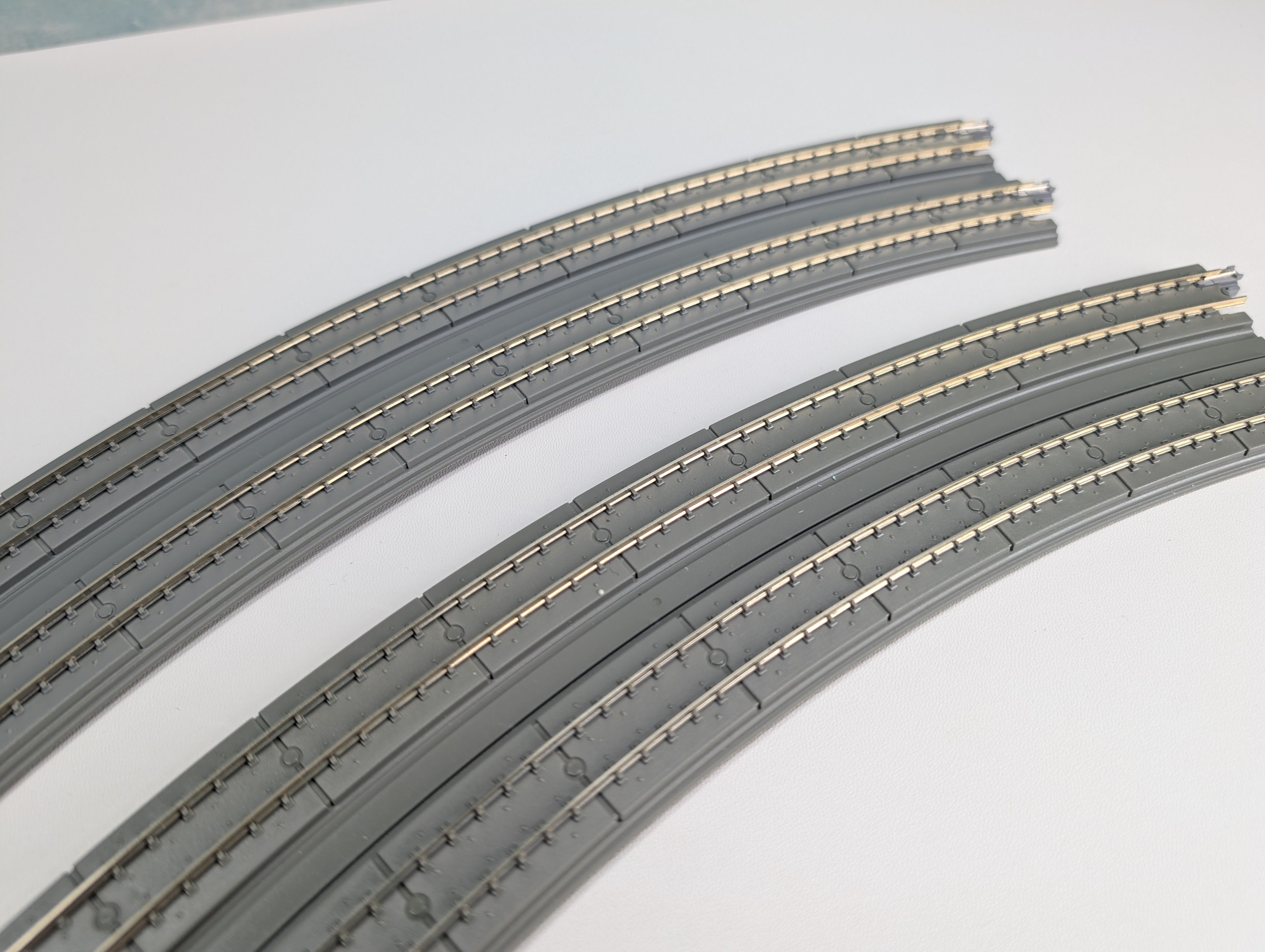 USED KATO 20-187 N Scale Concrete Slab Double Track Superelevated Curve (414/381mm, 19"/15") 45R Unitrack, Code 80 (2 pcs)