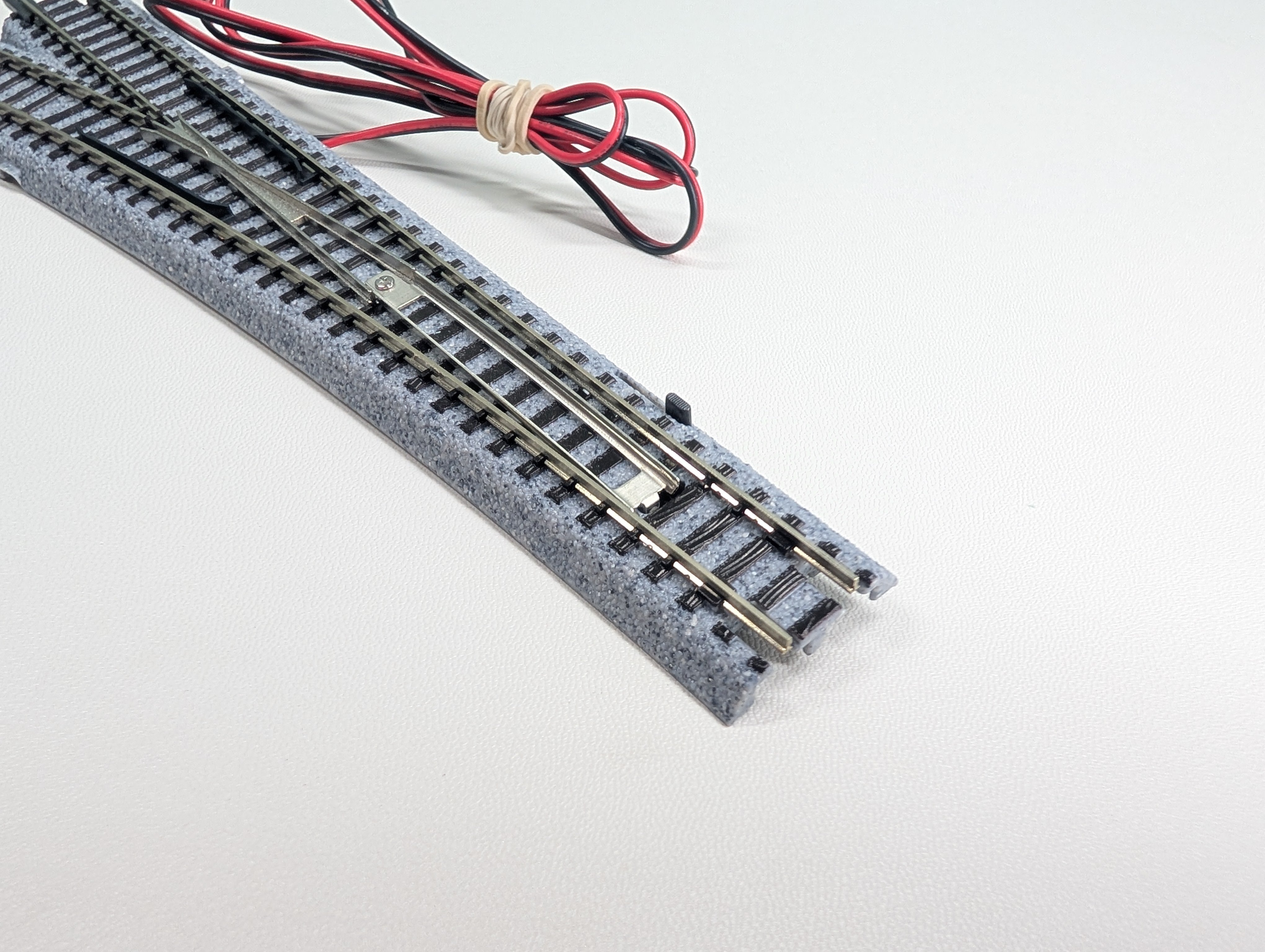 USED KATO 20-202 N Scale Electric Turnout #6 (28 1/4") 15R Left Hand Unitrack, Code 80