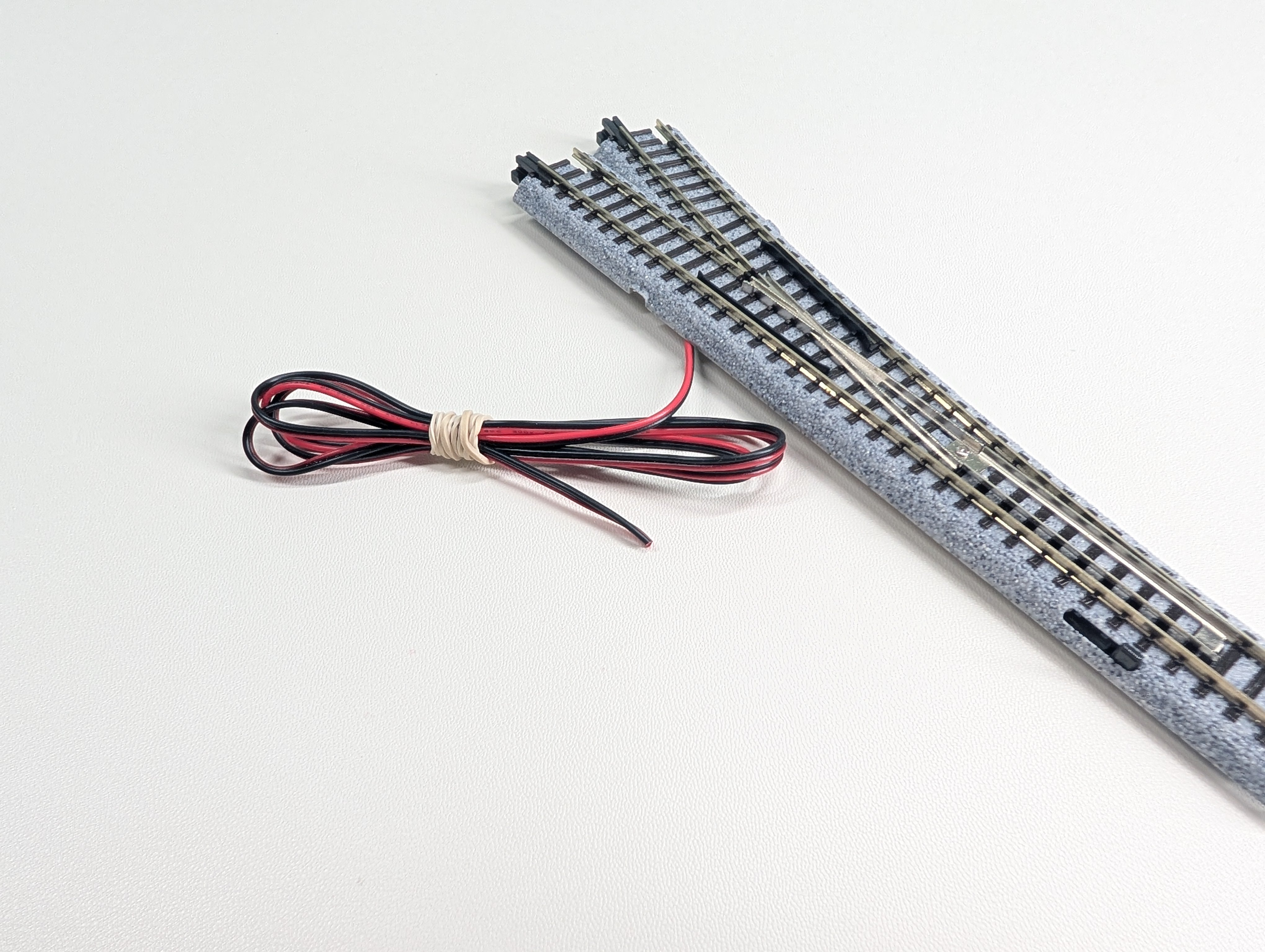 USED KATO 20-203 N Scale Electric Turnout #6 (28 1/4") 15R Right Hand Unitrack, Code 80
