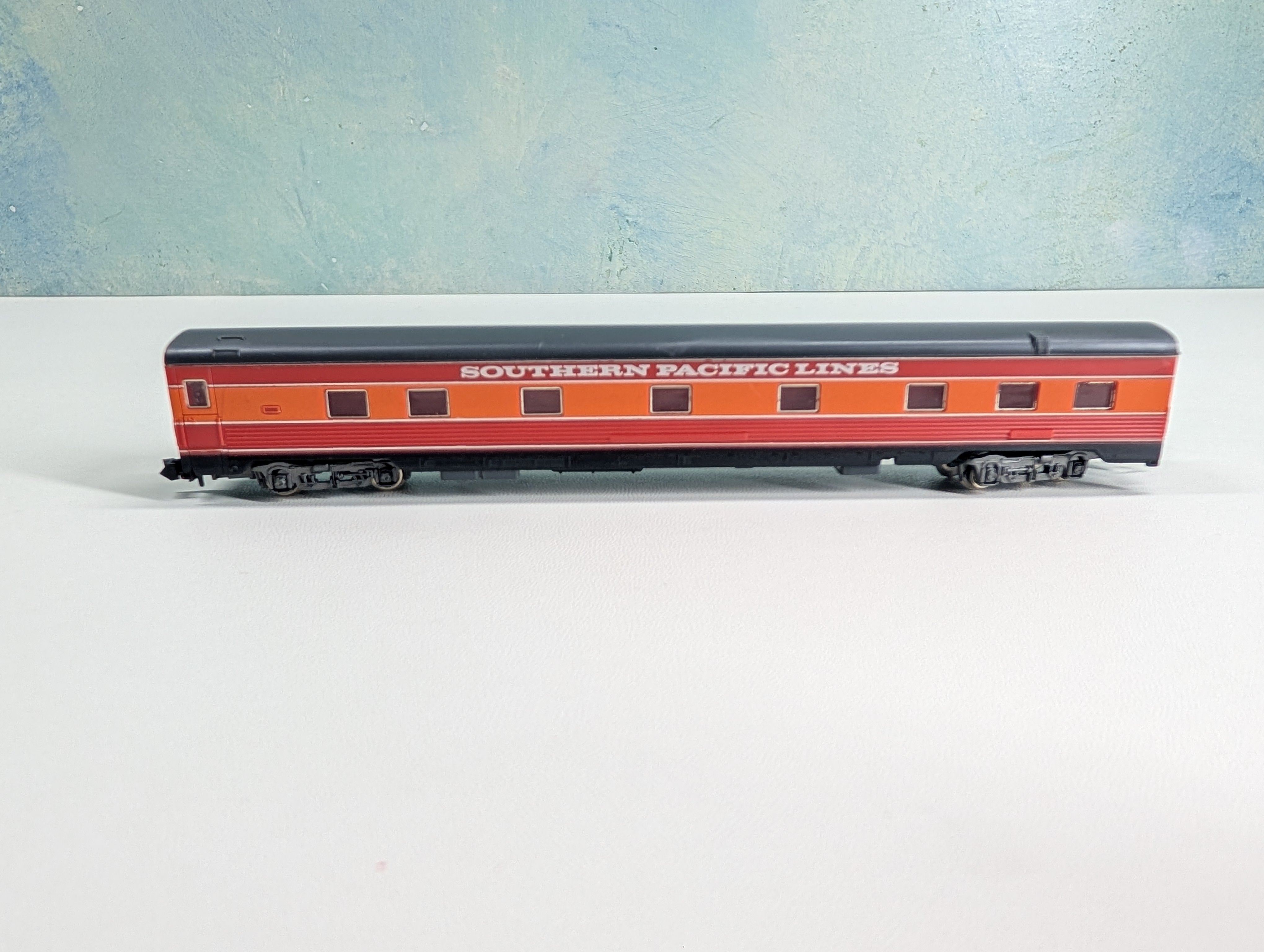 USED Con-Cor N Scale Passenger Car Southern Pacific Lines Daylight