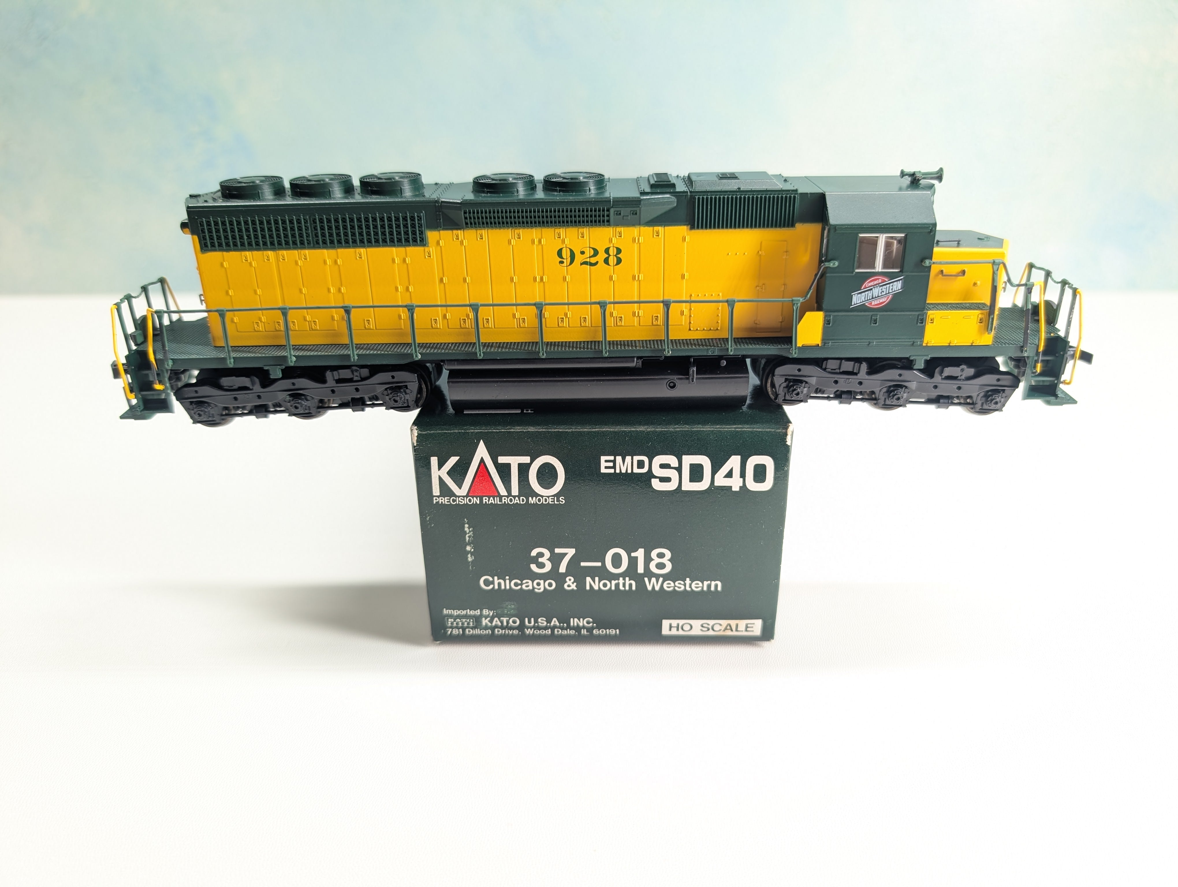 USED KATO 37-018 HO Scale EMD SD40 Diesel Locomotive Chicago & North Western CNW #928 Runs Great! DC