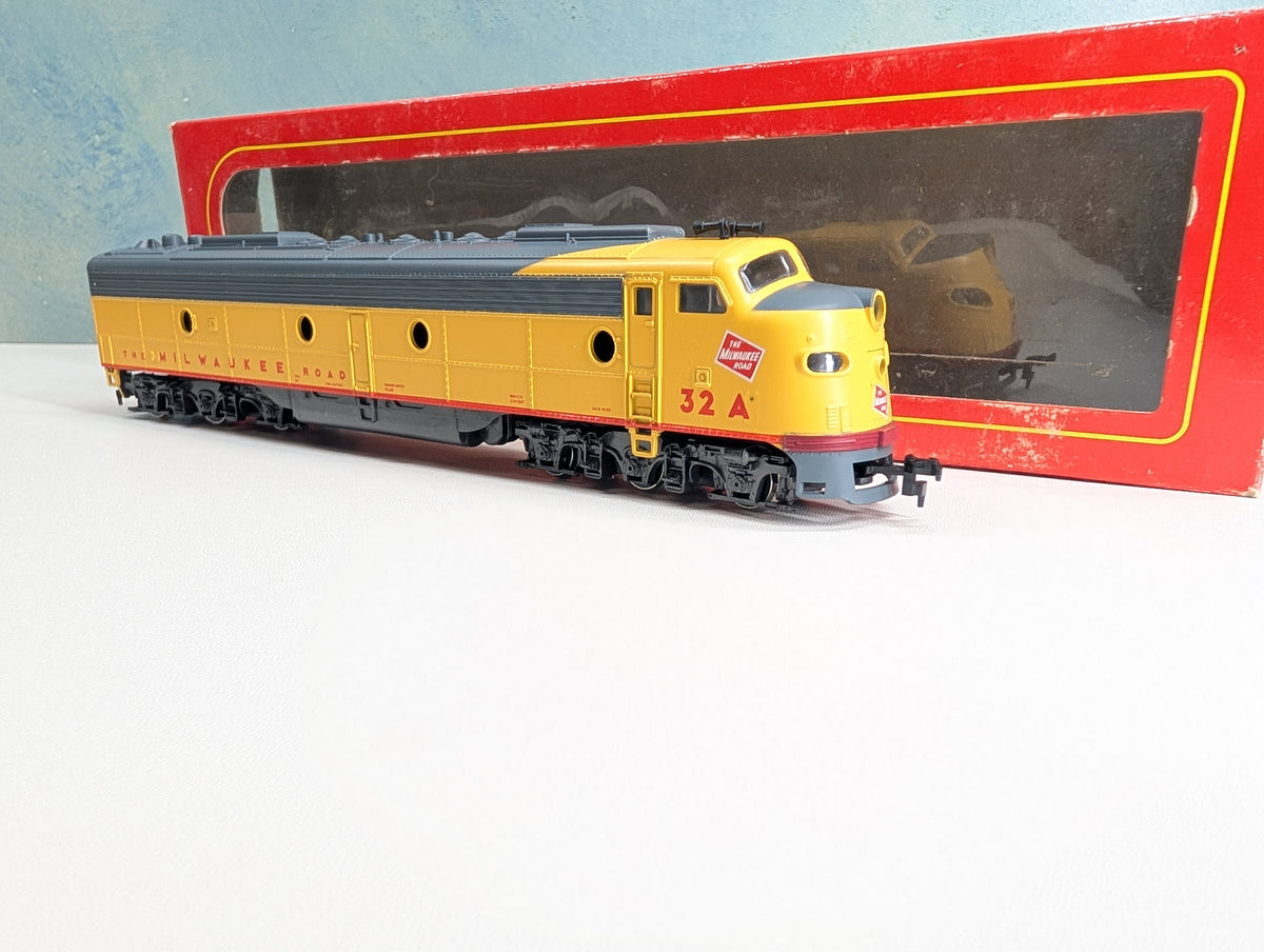 USED IHC 1940 HO Scale E-8A Diesel Locomotive Milwaukee Road #32A Unpowered