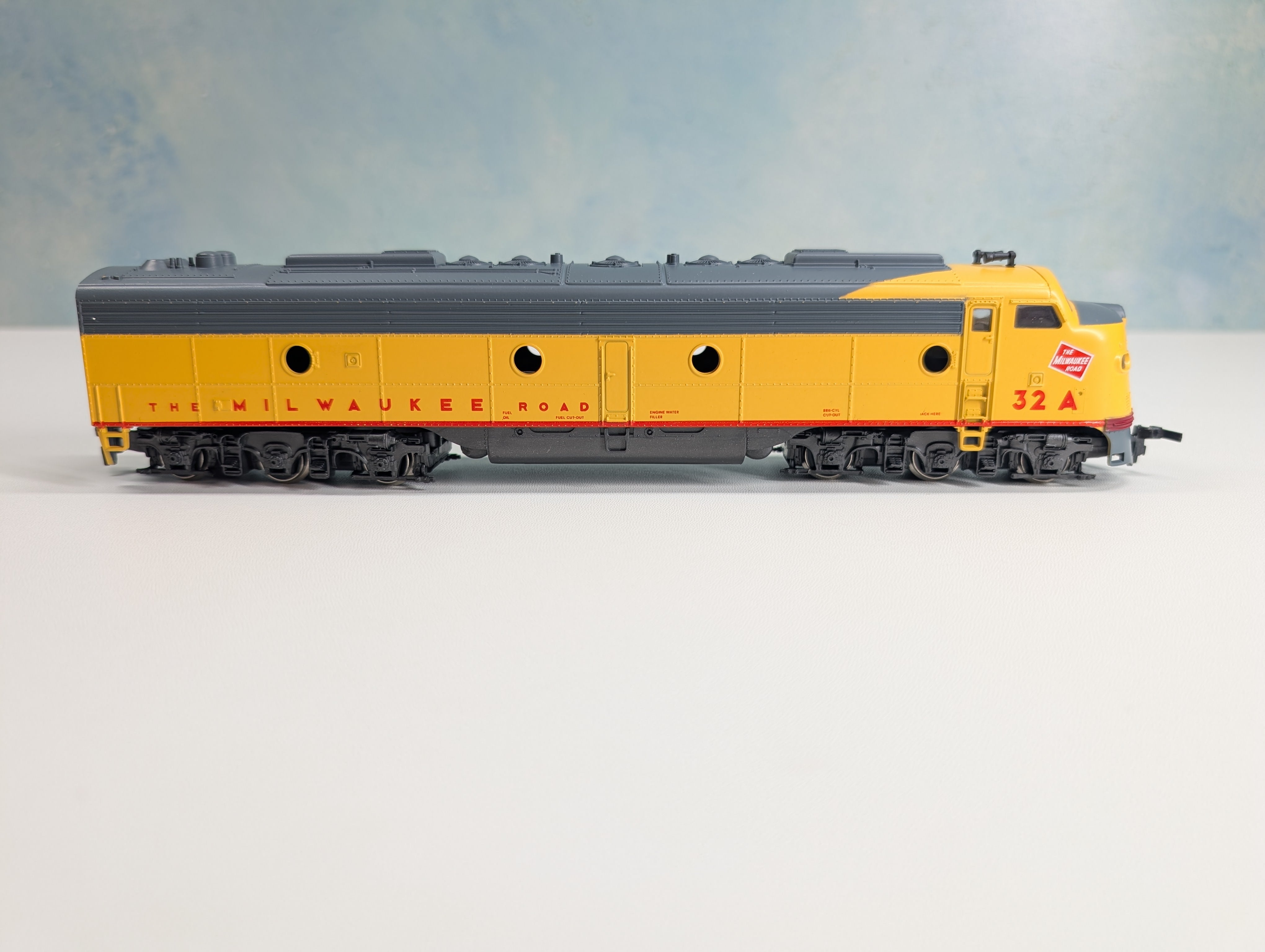 USED IHC 1940 HO Scale E-8A Diesel Locomotive Milwaukee Road #32A Unpowered