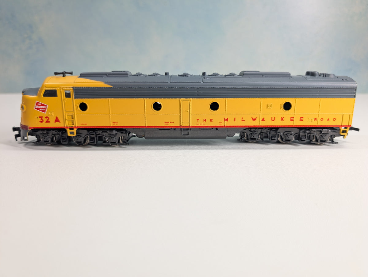USED IHC 1940 HO Scale E-8A Diesel Locomotive Milwaukee Road #32A Unpowered