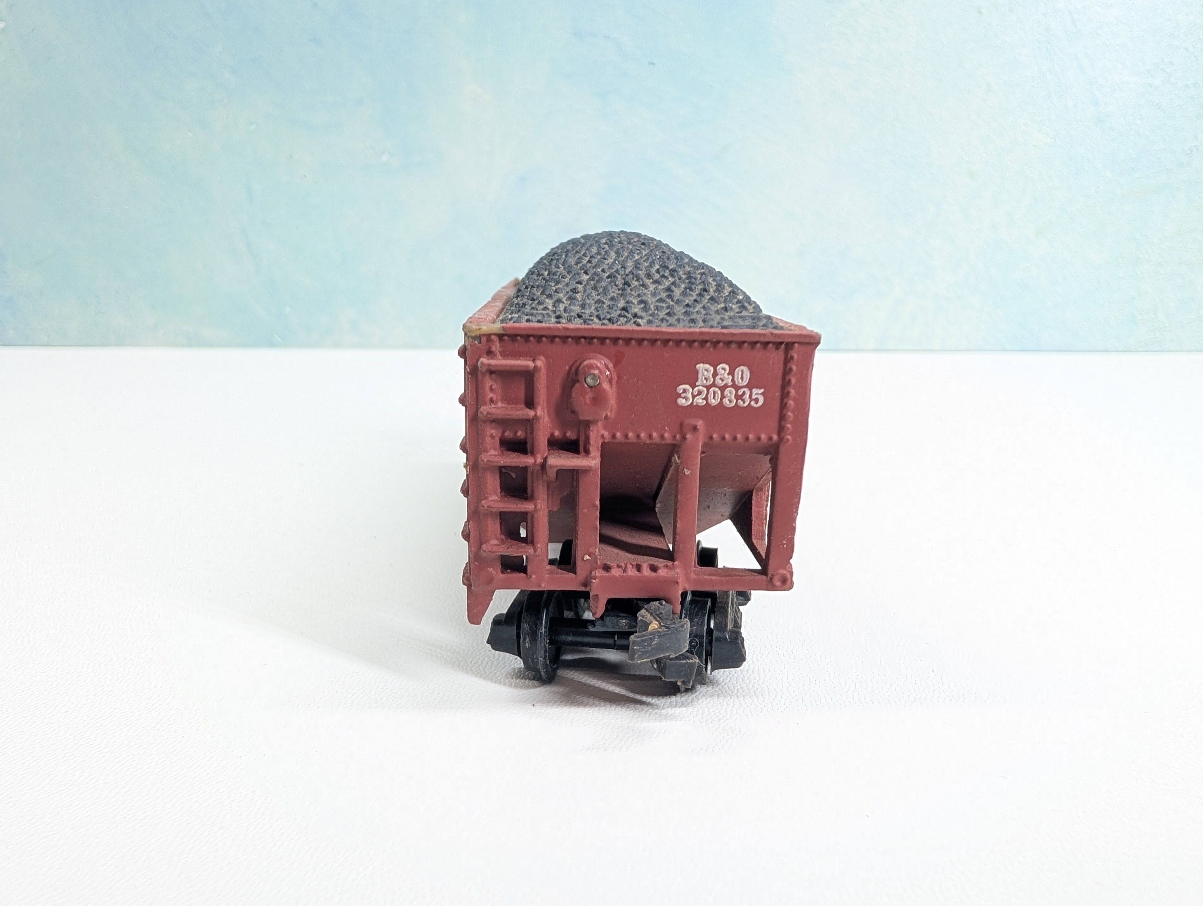 USED HO Scale 2 Bay Hopper with Coal Baltimore and Ohio B&O #320835