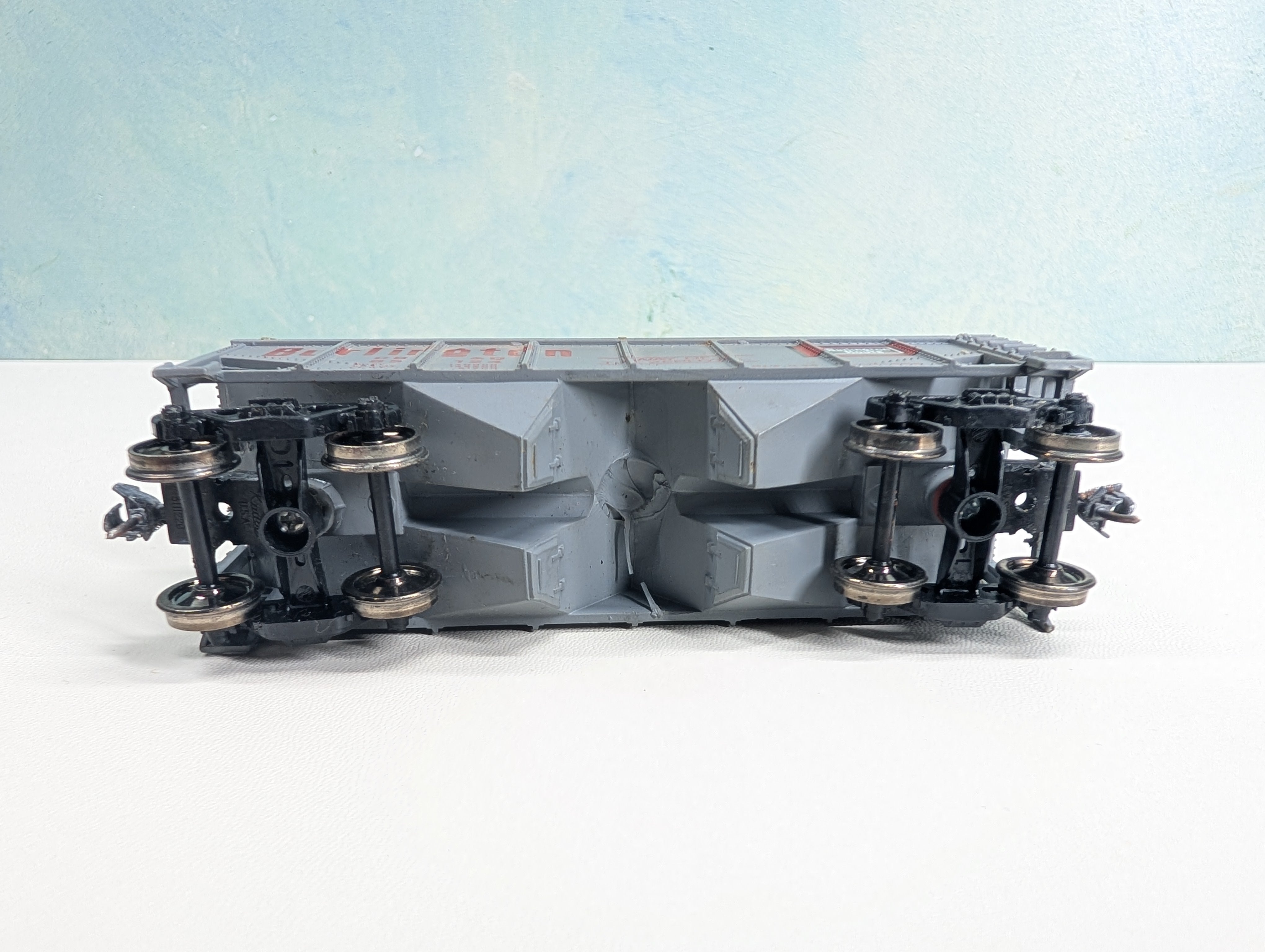 USED HO Scale 2 Bay Covered Hopper Burlington CB&Q #85124