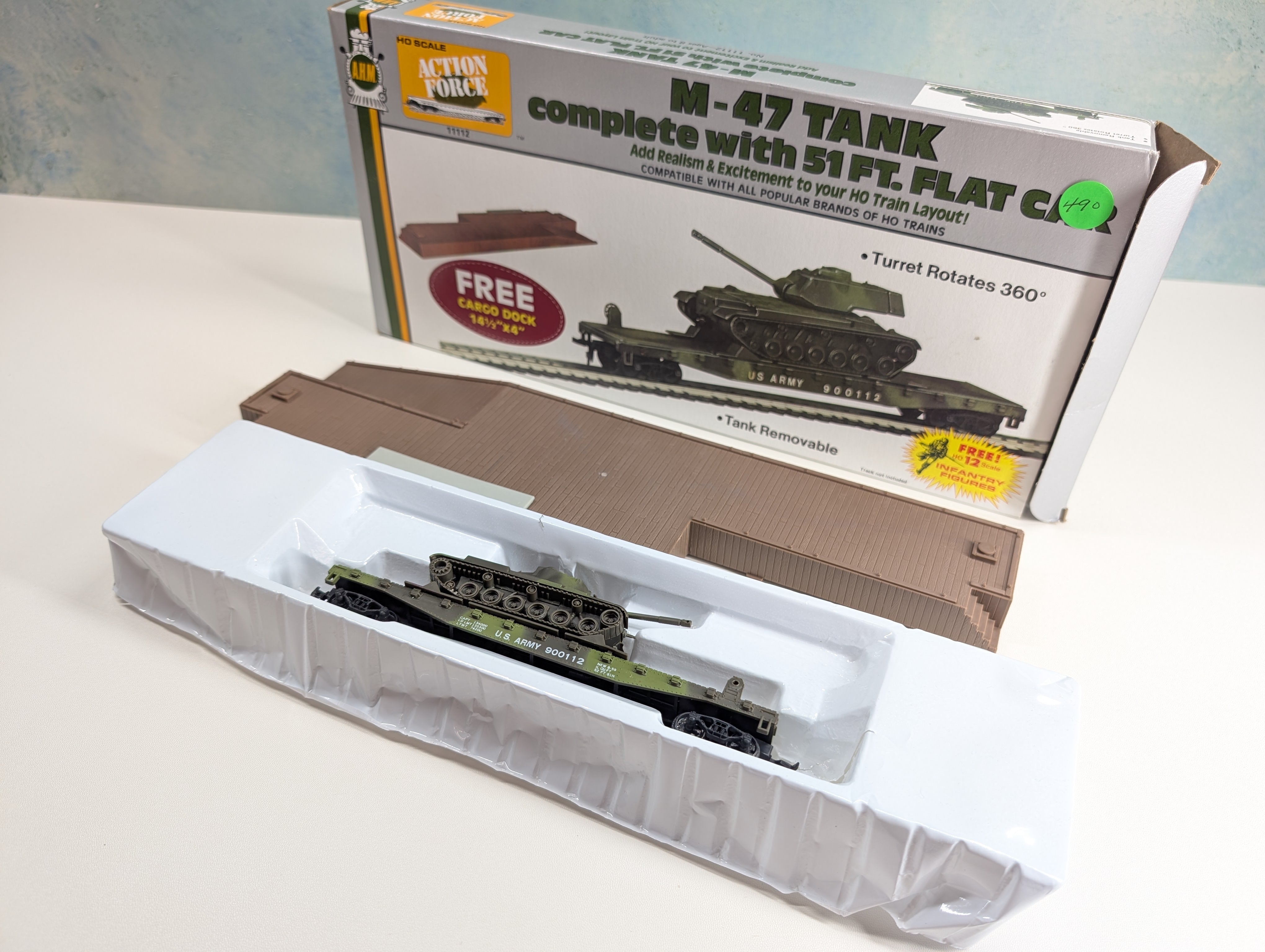USED AHM 11112 HO Scale M-47 Tank w/ 51' Flat Car w/ Dock & Figures US Army 900112