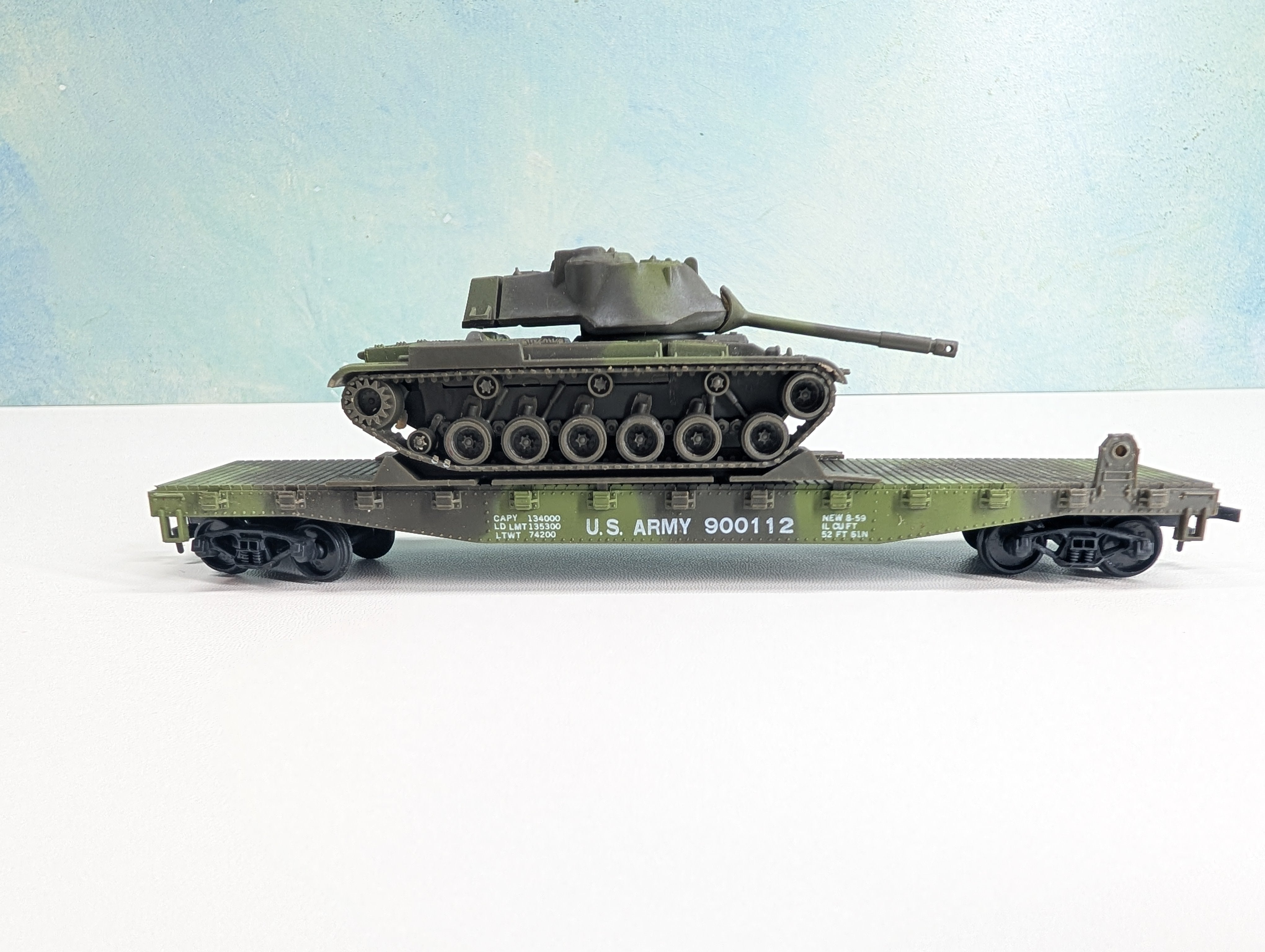 USED AHM 11112 HO Scale M-47 Tank w/ 51' Flat Car w/ Dock & Figures US Army 900112