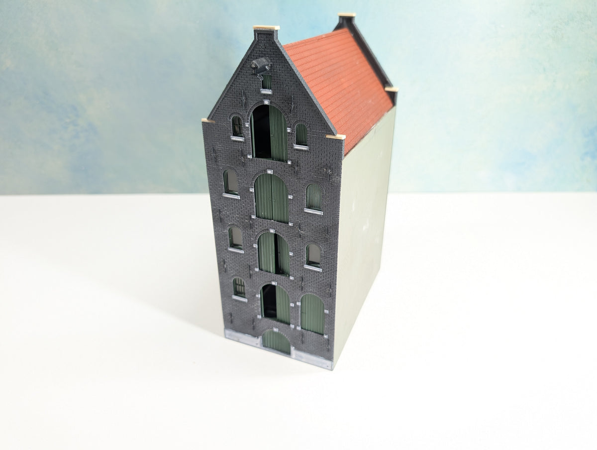 USED Pola HO Scale Lubeck Warehouse