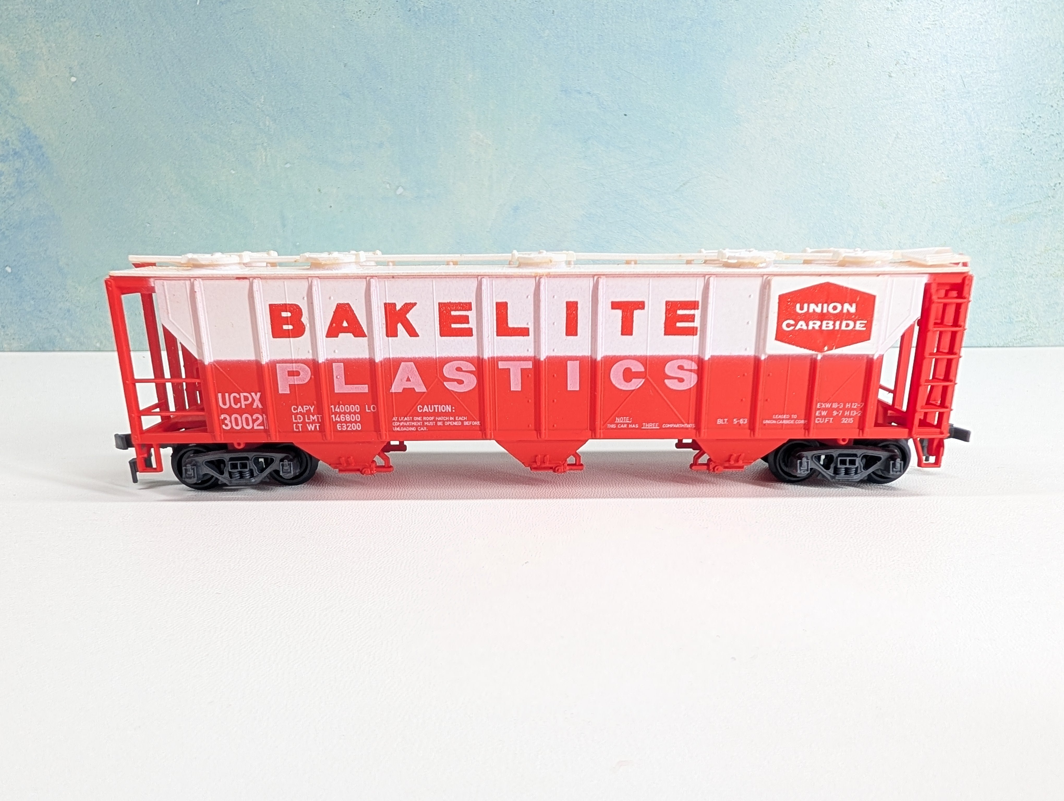 USED HO Scale Covered Hopper Bakelite Plastics UCPX #30021
