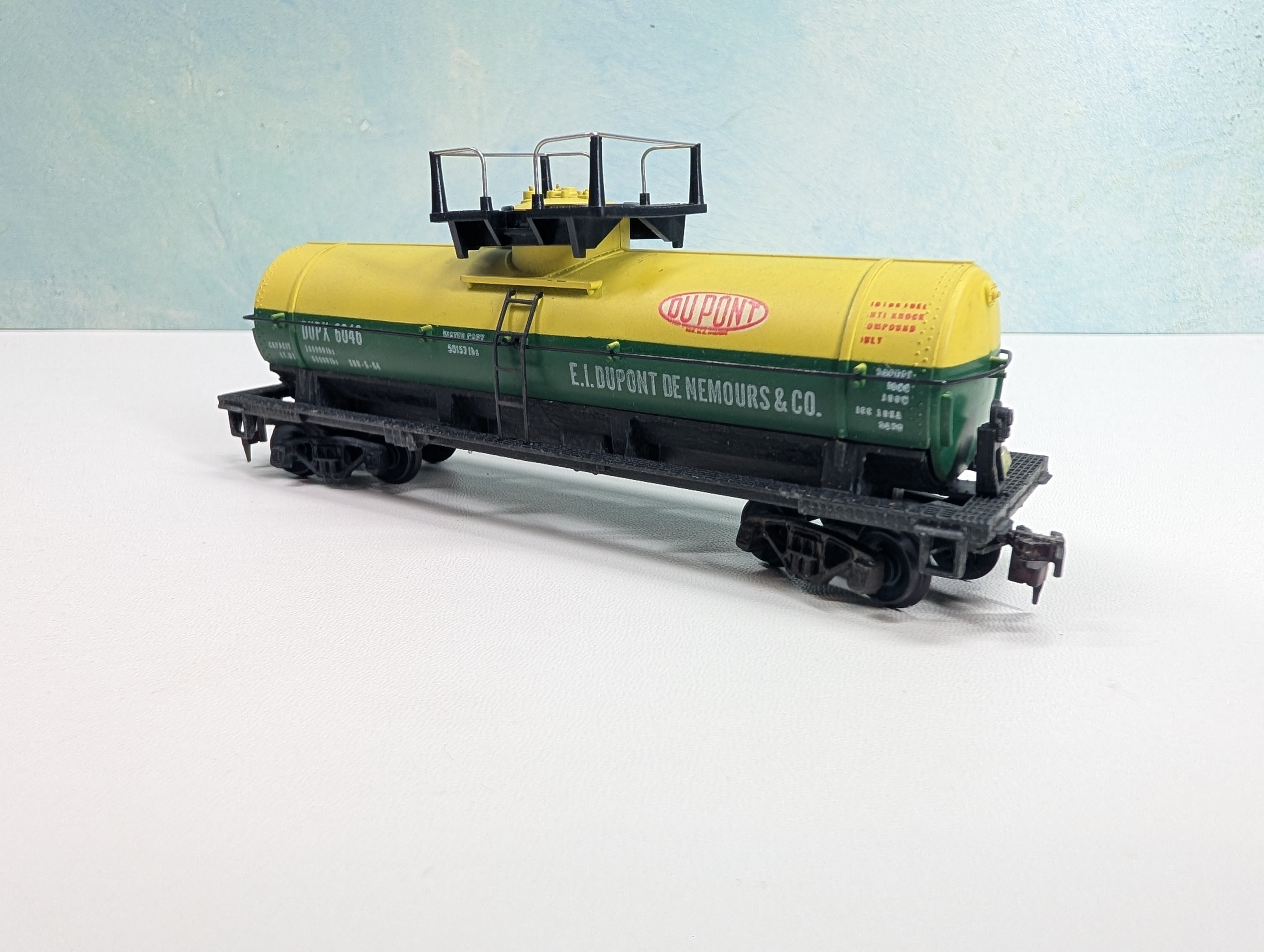 USED Mantua HO Scale Tank Car DuPont DUPX #6046