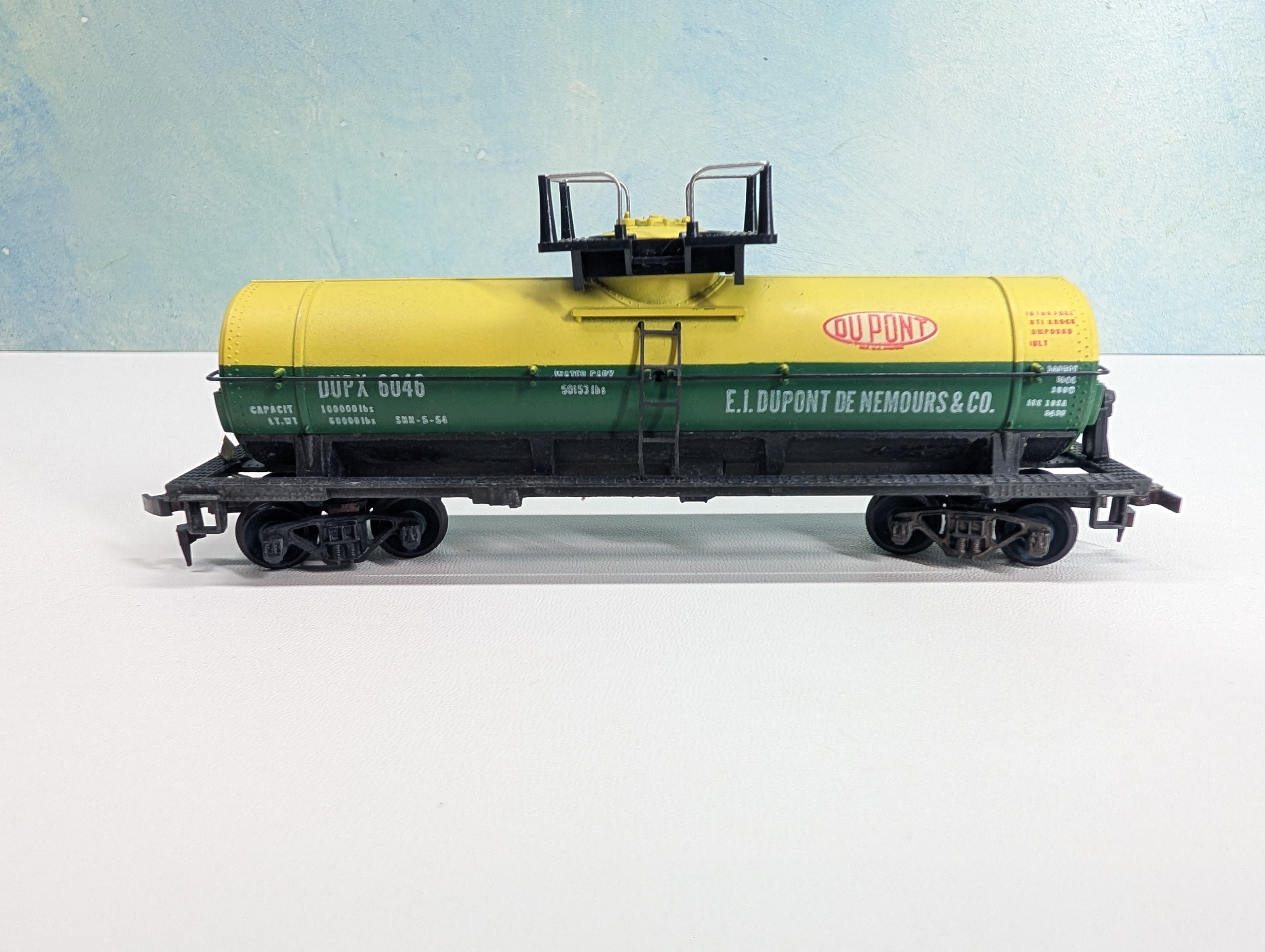 USED Mantua HO Scale Tank Car DuPont DUPX #6046