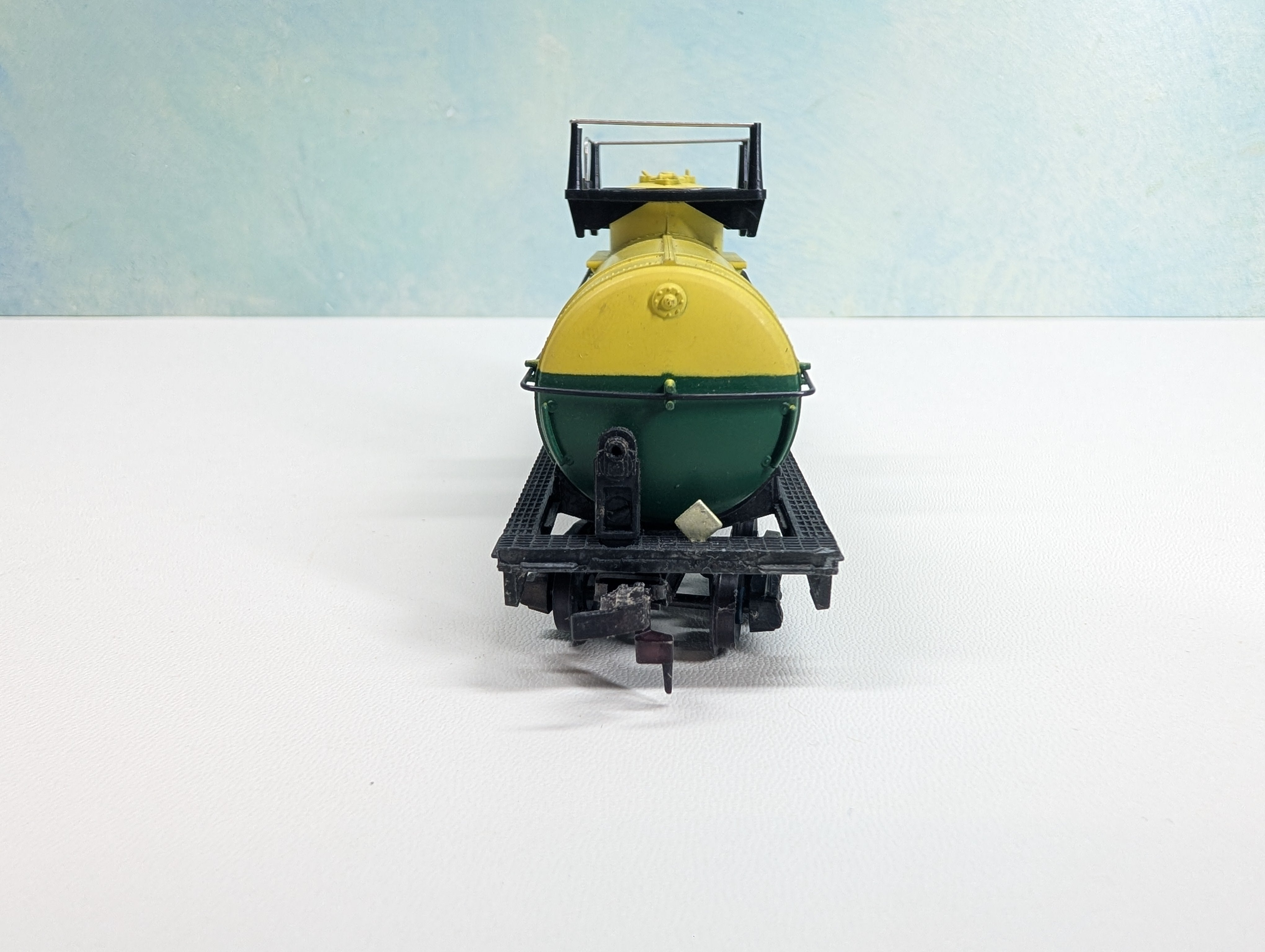 USED Mantua HO Scale Tank Car DuPont DUPX #6046