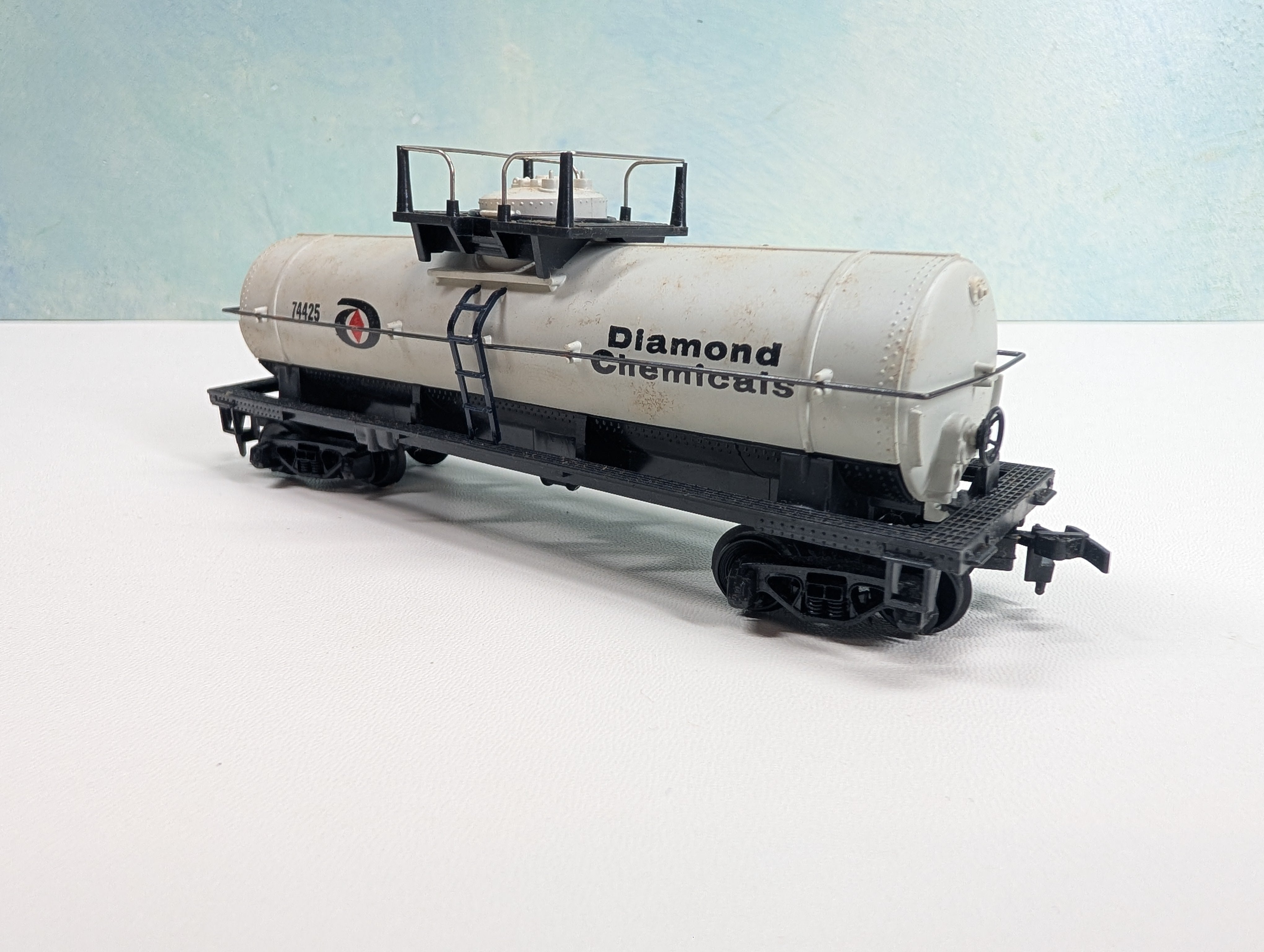 USED Tyco HO Scale Tank Car Diamond Chemicals #74425