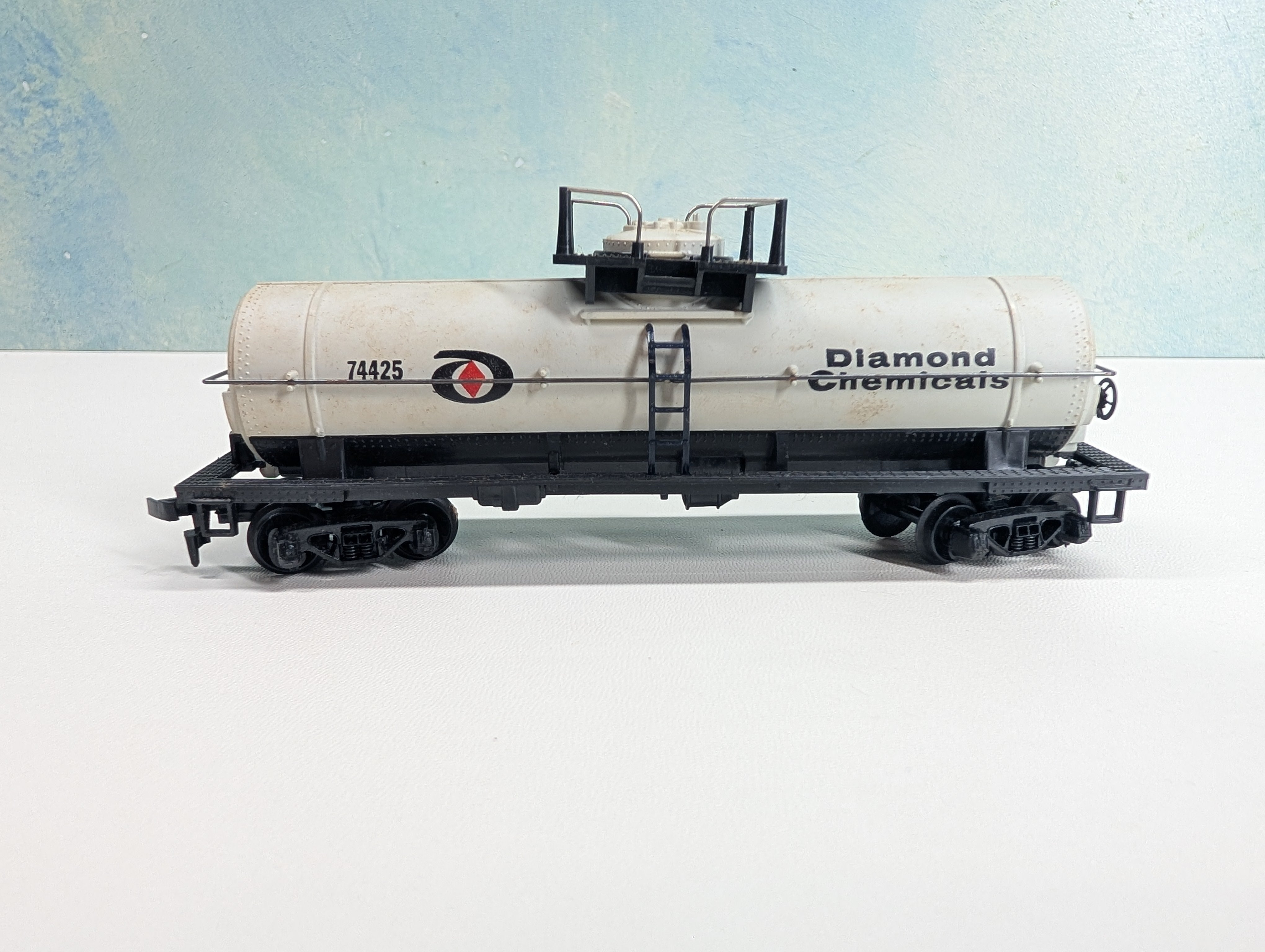 USED Tyco HO Scale Tank Car Diamond Chemicals #74425