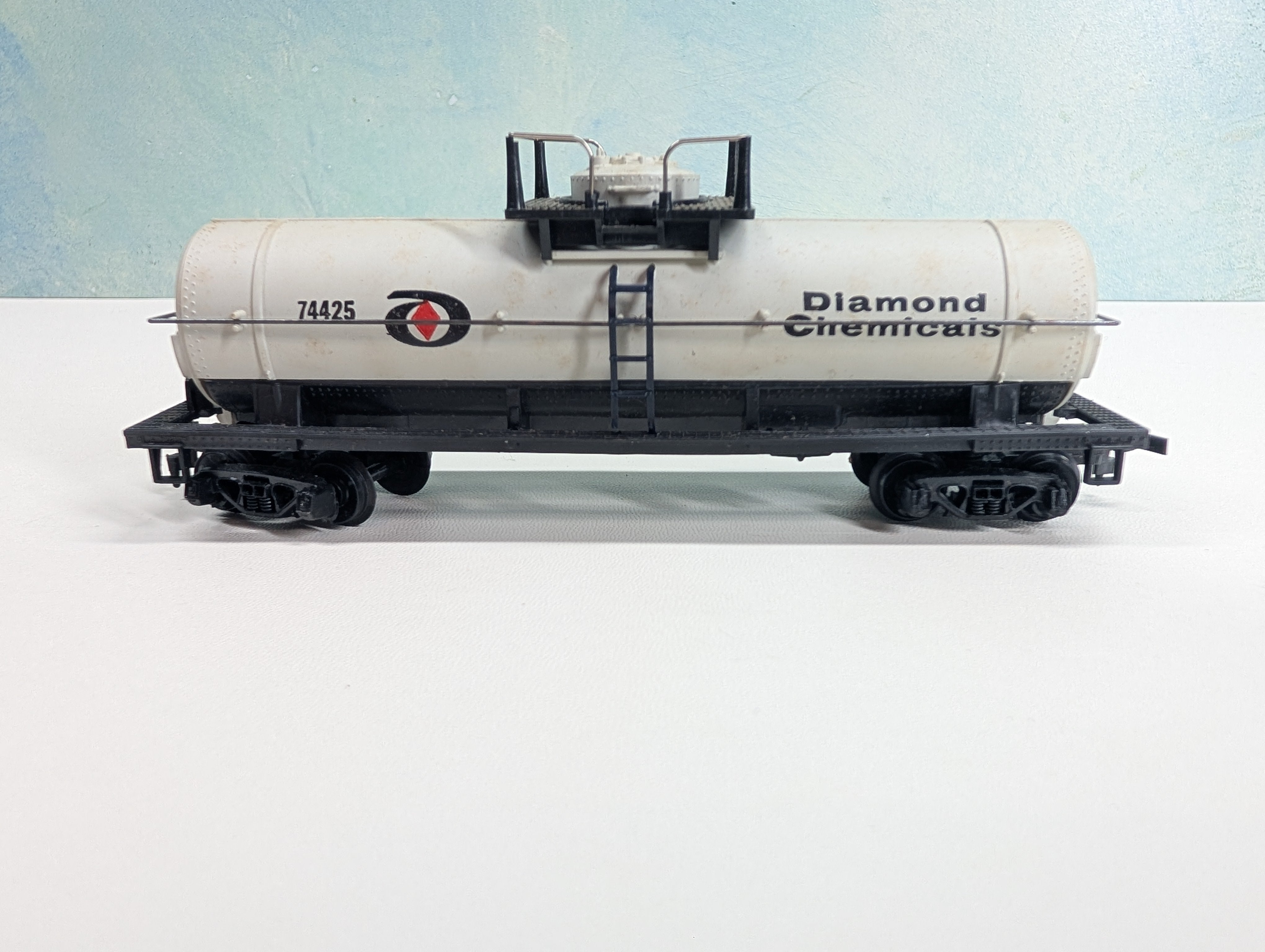 USED Tyco HO Scale Tank Car Diamond Chemicals #74425