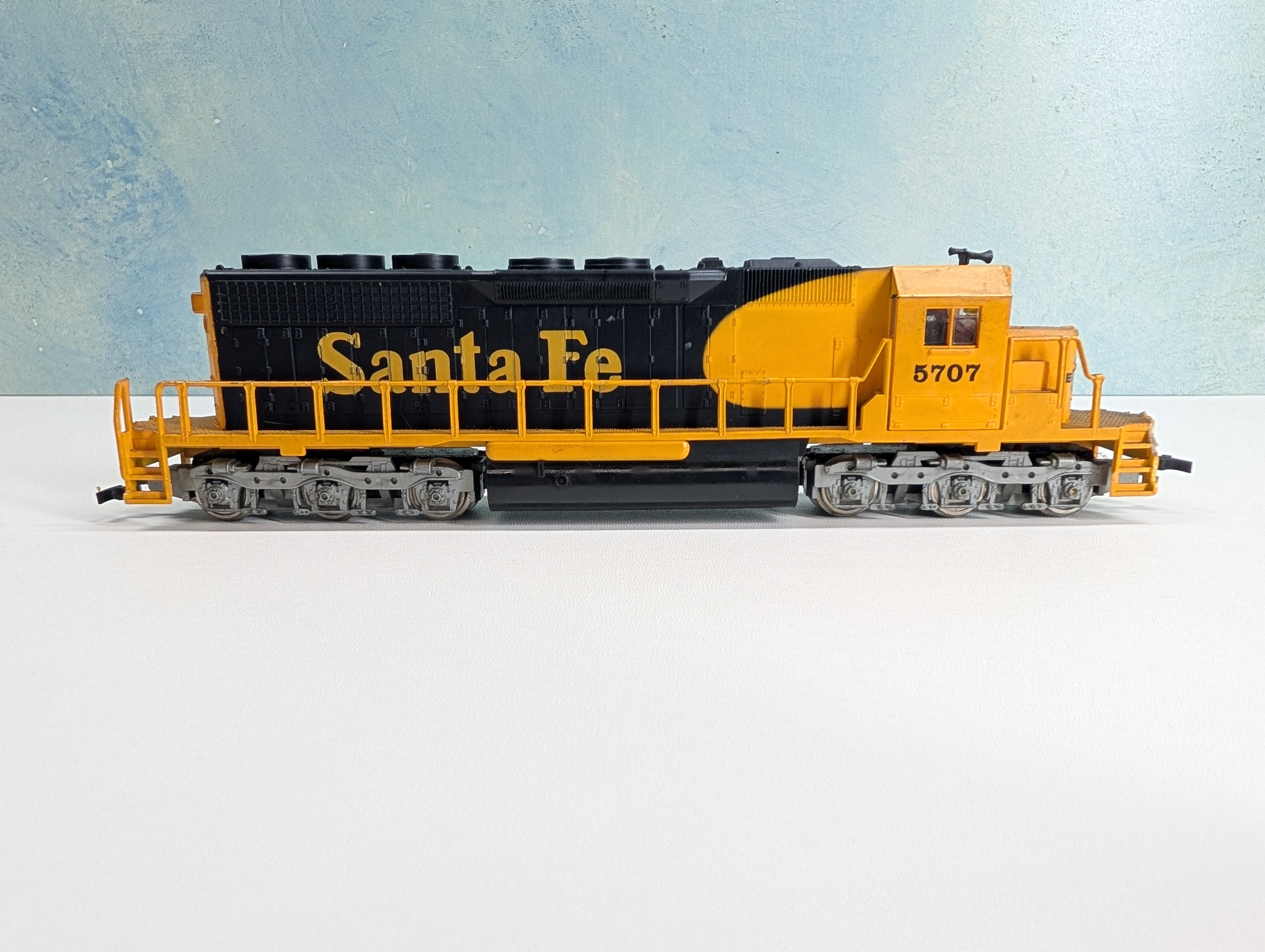 USED AHM HO Scale SD40 Diesel Locomotive Santa Fe #5707 Tested! DC