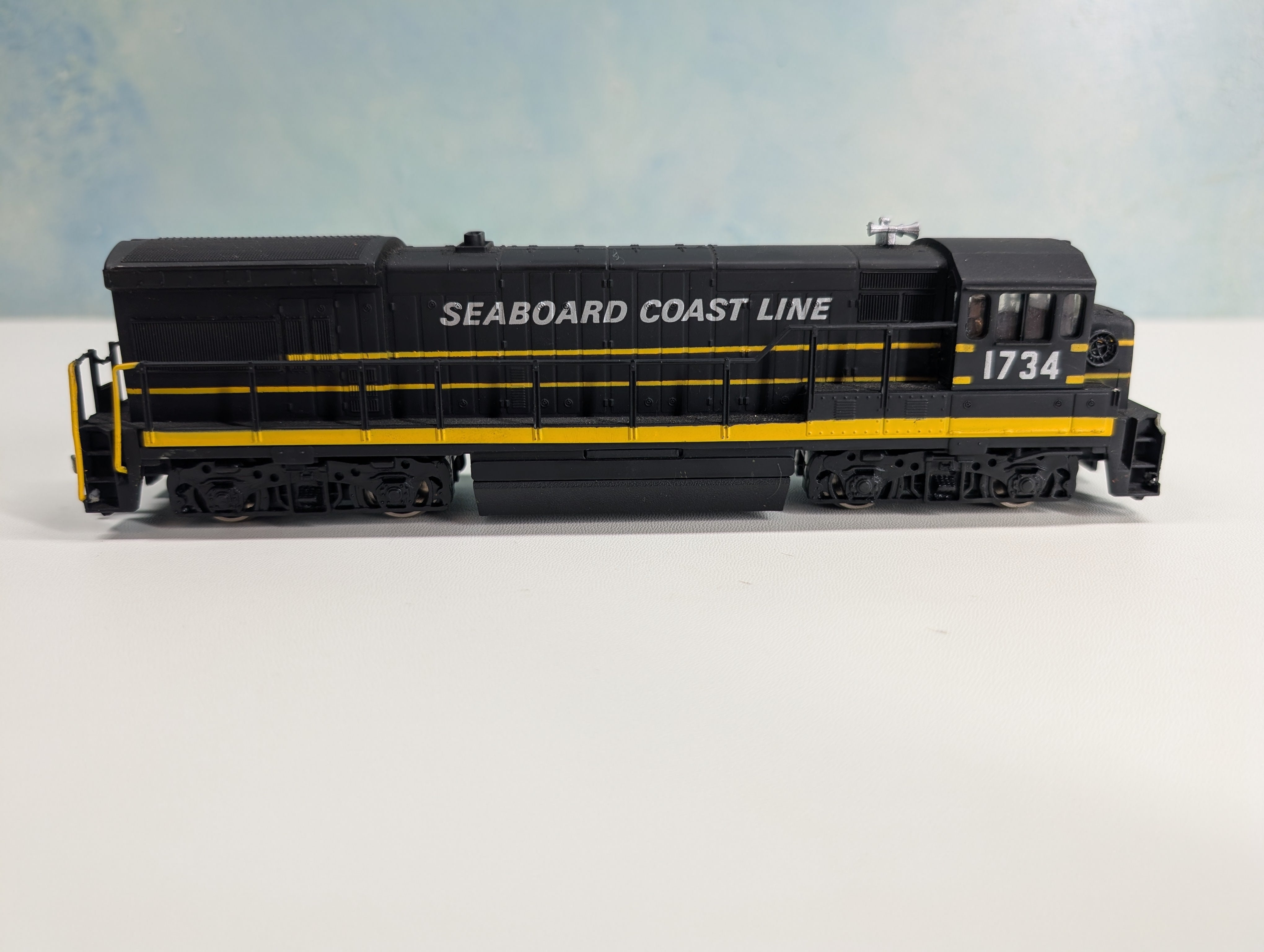 USED Bachmann HO Scale U33B Diesel Locomotive Seaboard Coast Line SCL #1734 Tested! DC