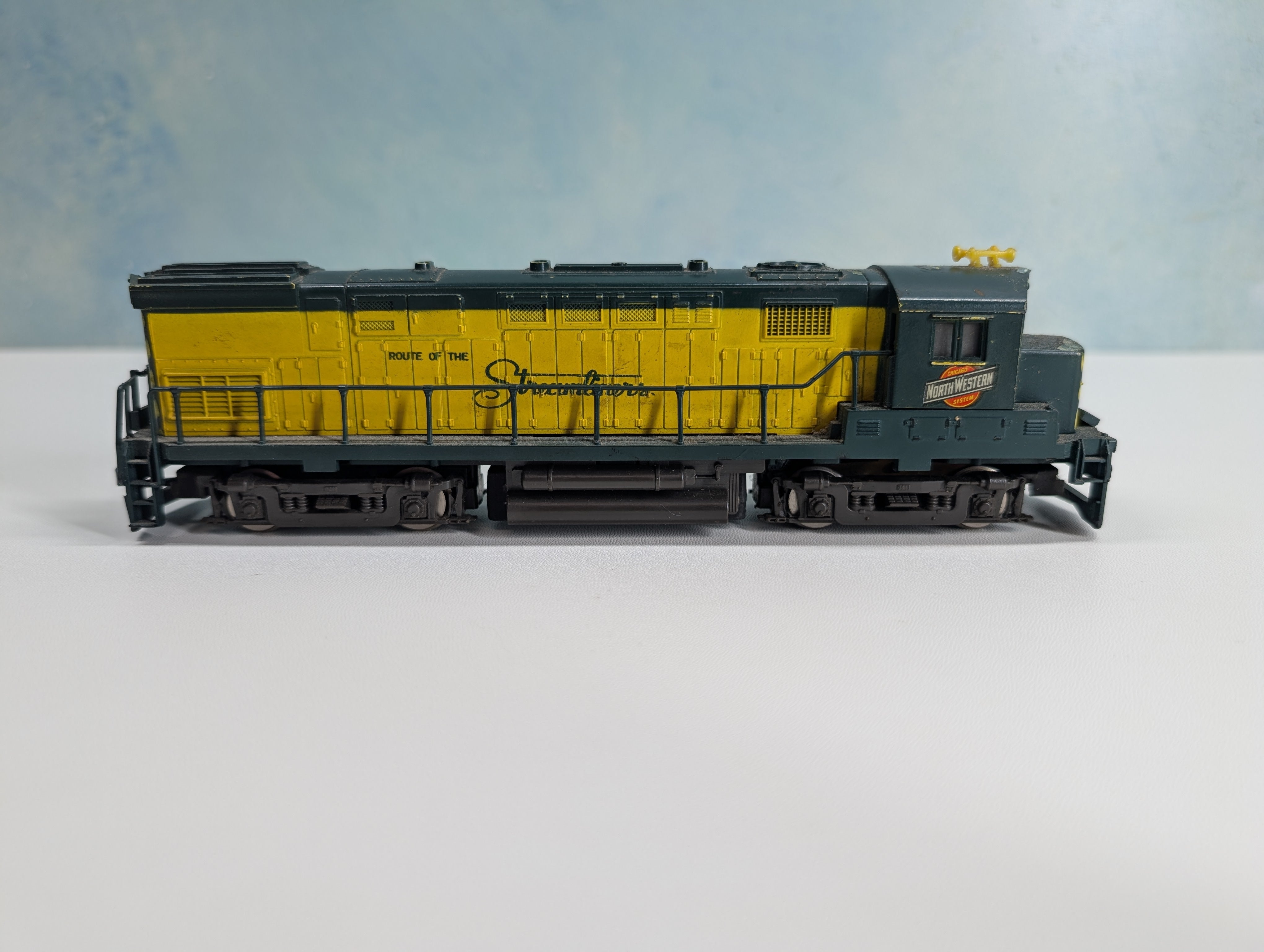 USED AHM HO Scale Alco Century 424 Diesel Locomotive Chicago & North Western Route of the 400 Tested! DC