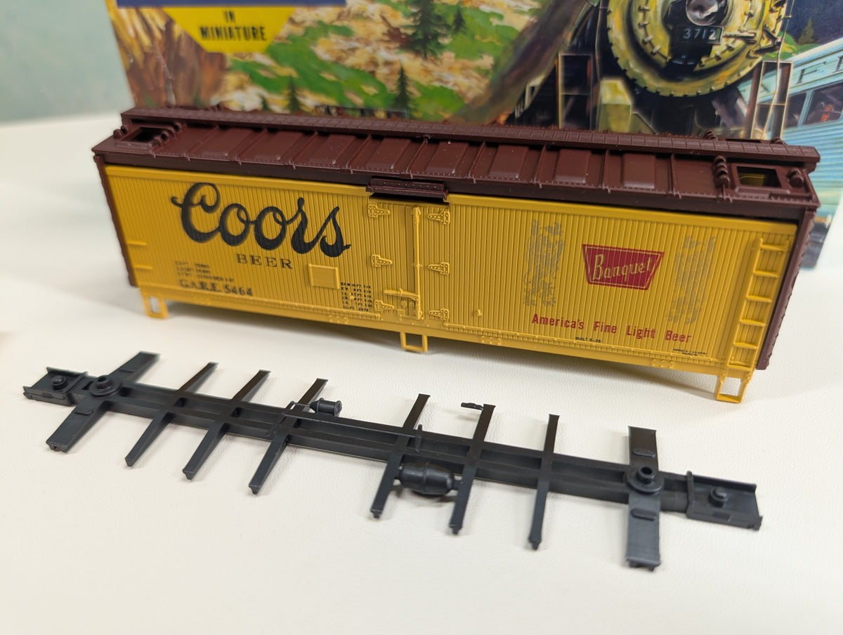 Athearn HO Scale 40' WD Reefer, Beer Car Coors Beer GARE #5464 KIT