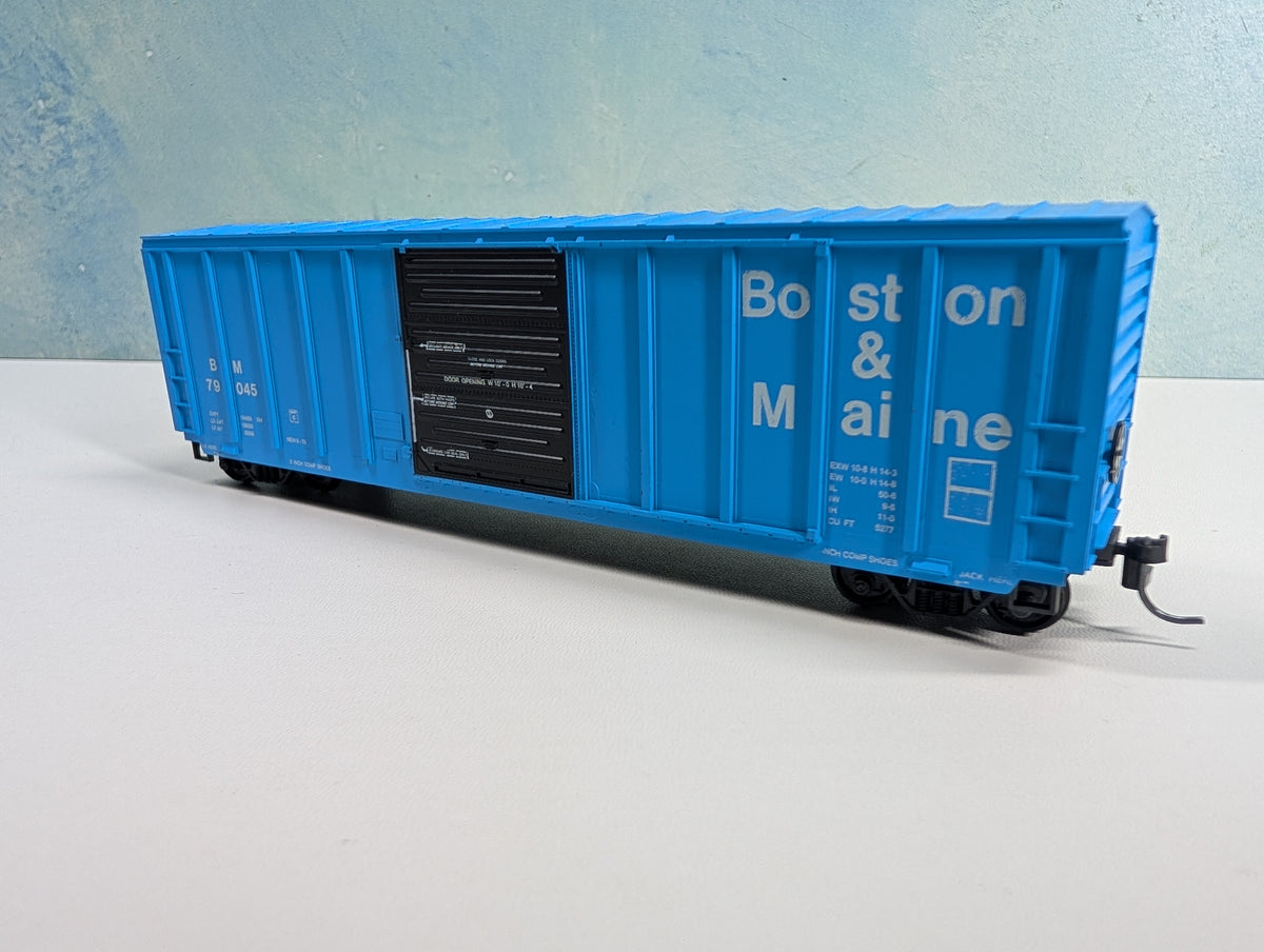 USED Roundhouse HO Scale 50' Box Car Boston and Maine BM #79045