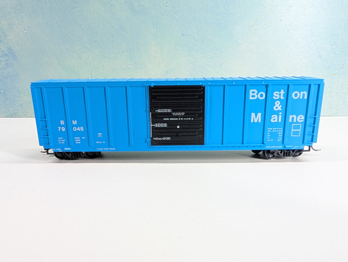 USED Roundhouse HO Scale 50' Box Car Boston and Maine BM #79045