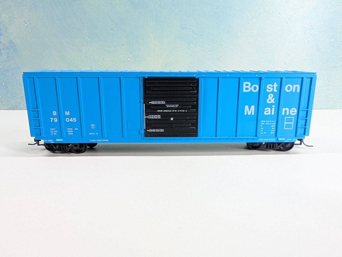 USED Roundhouse HO Scale 50' Box Car Boston and Maine BM #79045