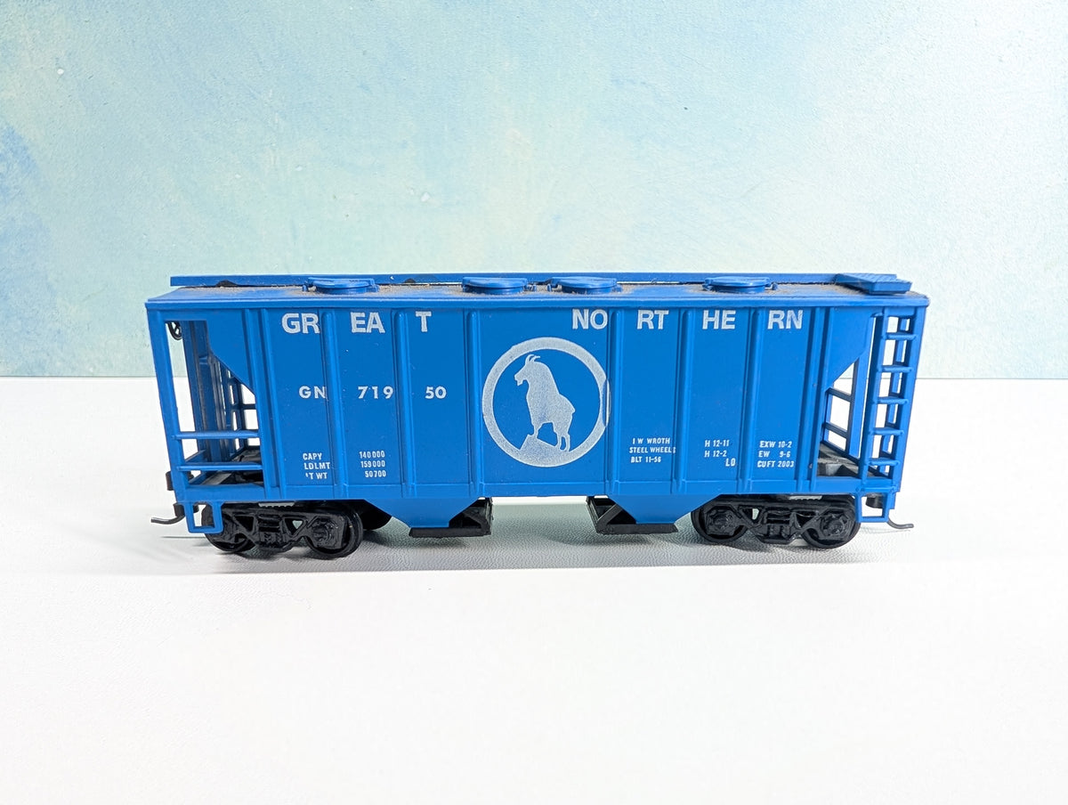 USED Roundhouse HO Scale 2 Bay Covered Hopper Great Northern GN #71950