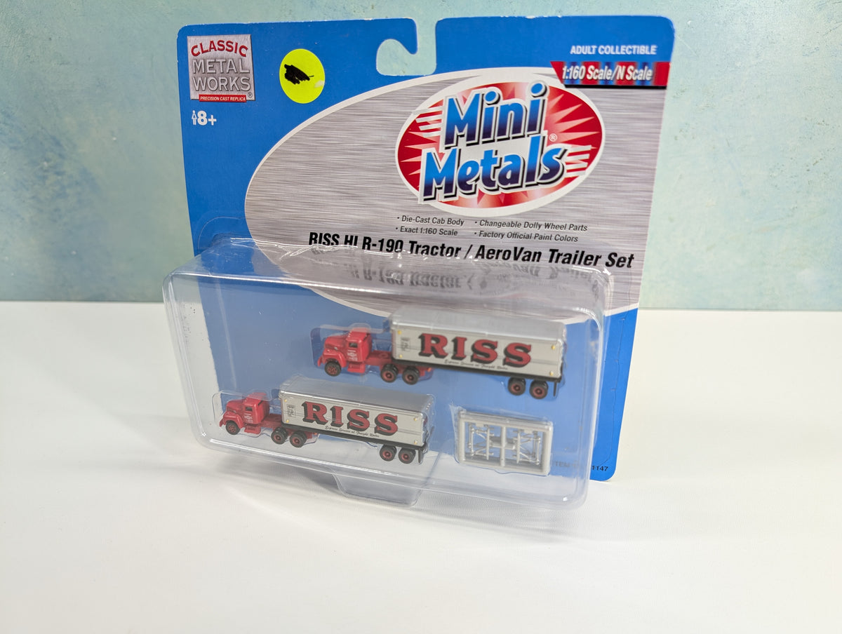 USED Classic Metal Works 51147 N Scale HI R-190 Tractor w/ AeroVan Trailer Set Riss